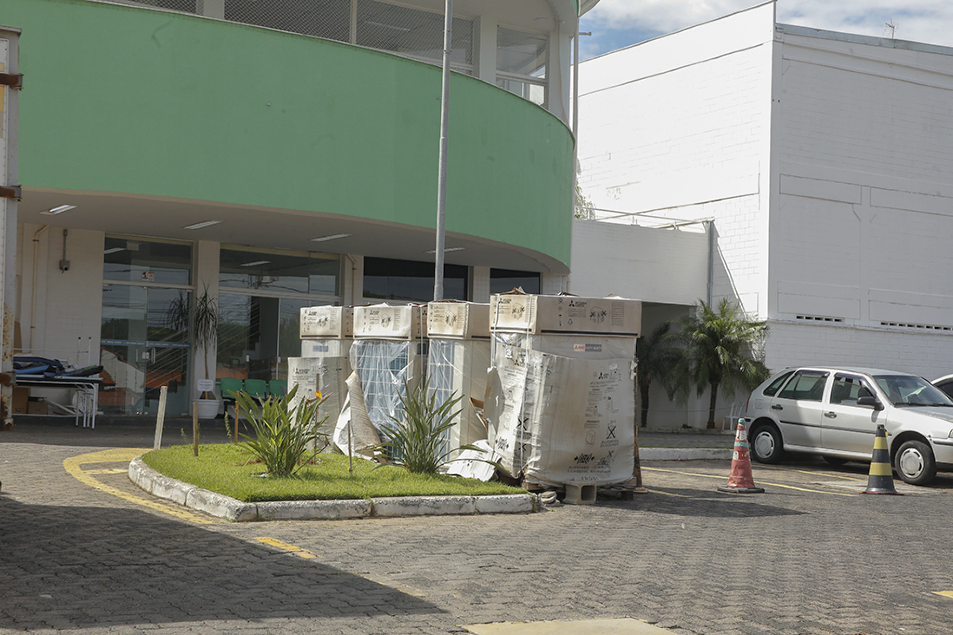 Situação chama a atenção de munícipes e de pacientes que são atendidos
 na unidade: objetos estariam no local há cerca de seis meses
