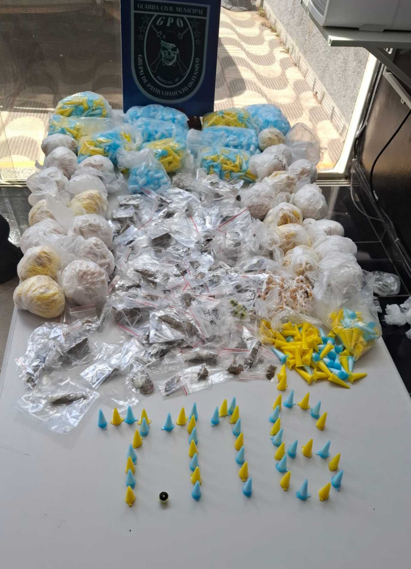 No total, foram apreendidas 7.116 porções de substâncias ilícitas