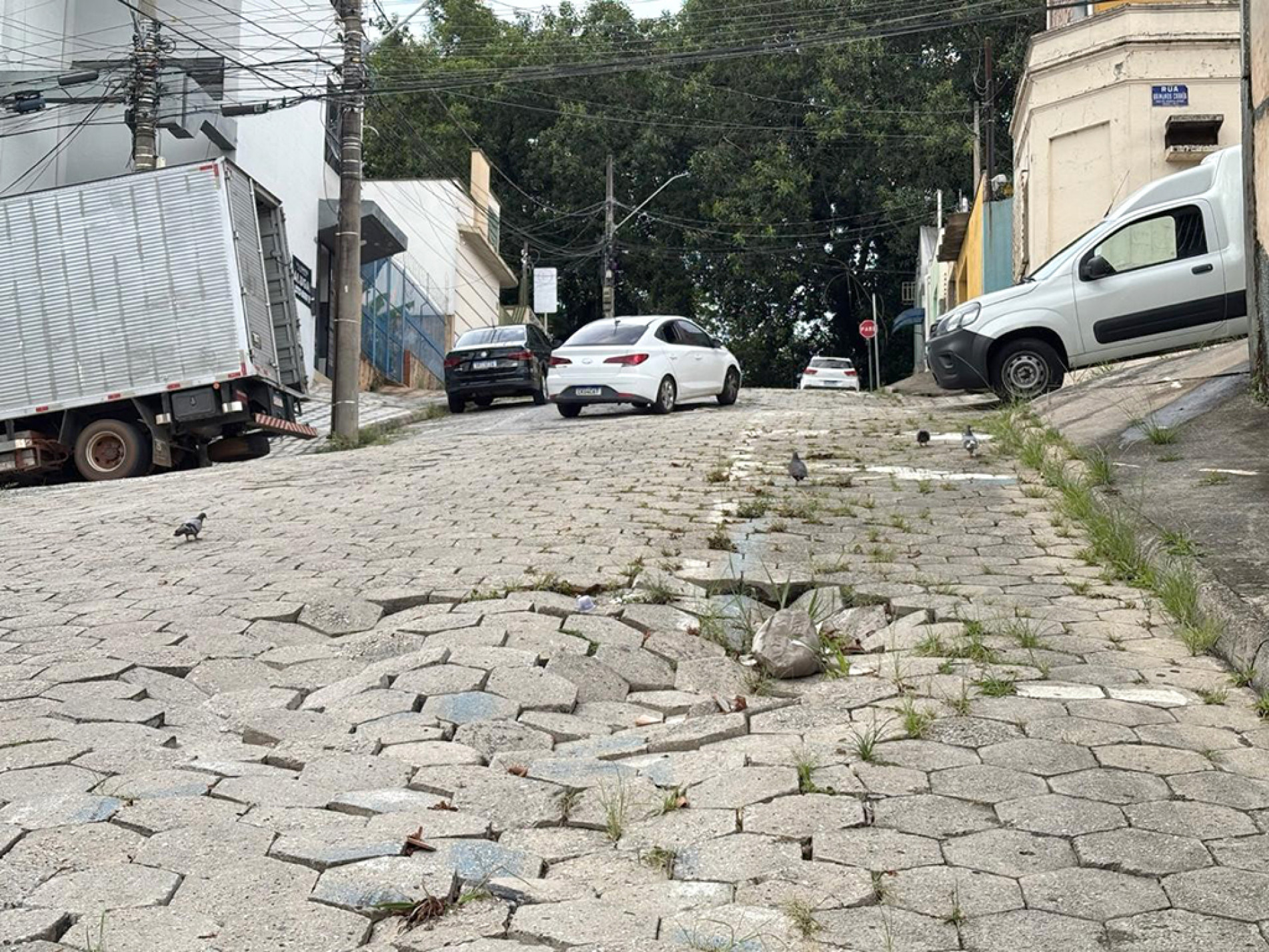 Lajotas soltas e desníveis motivam pedidos de manutenção em rua da região central

