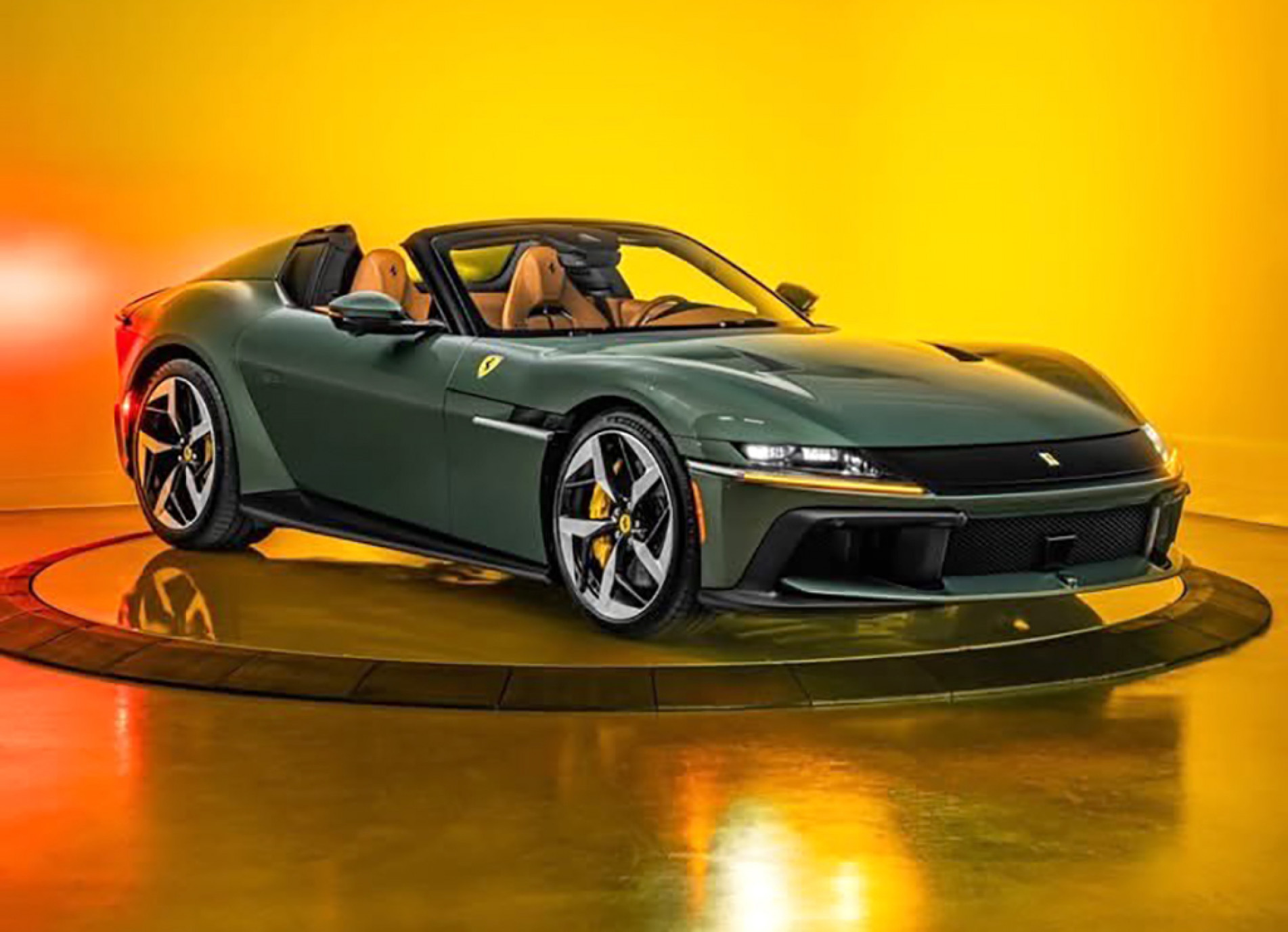 Modelo é um spider biplace da marca, equipado com um motor V12 naturalmente aspirado montado na posição dianteira-central
