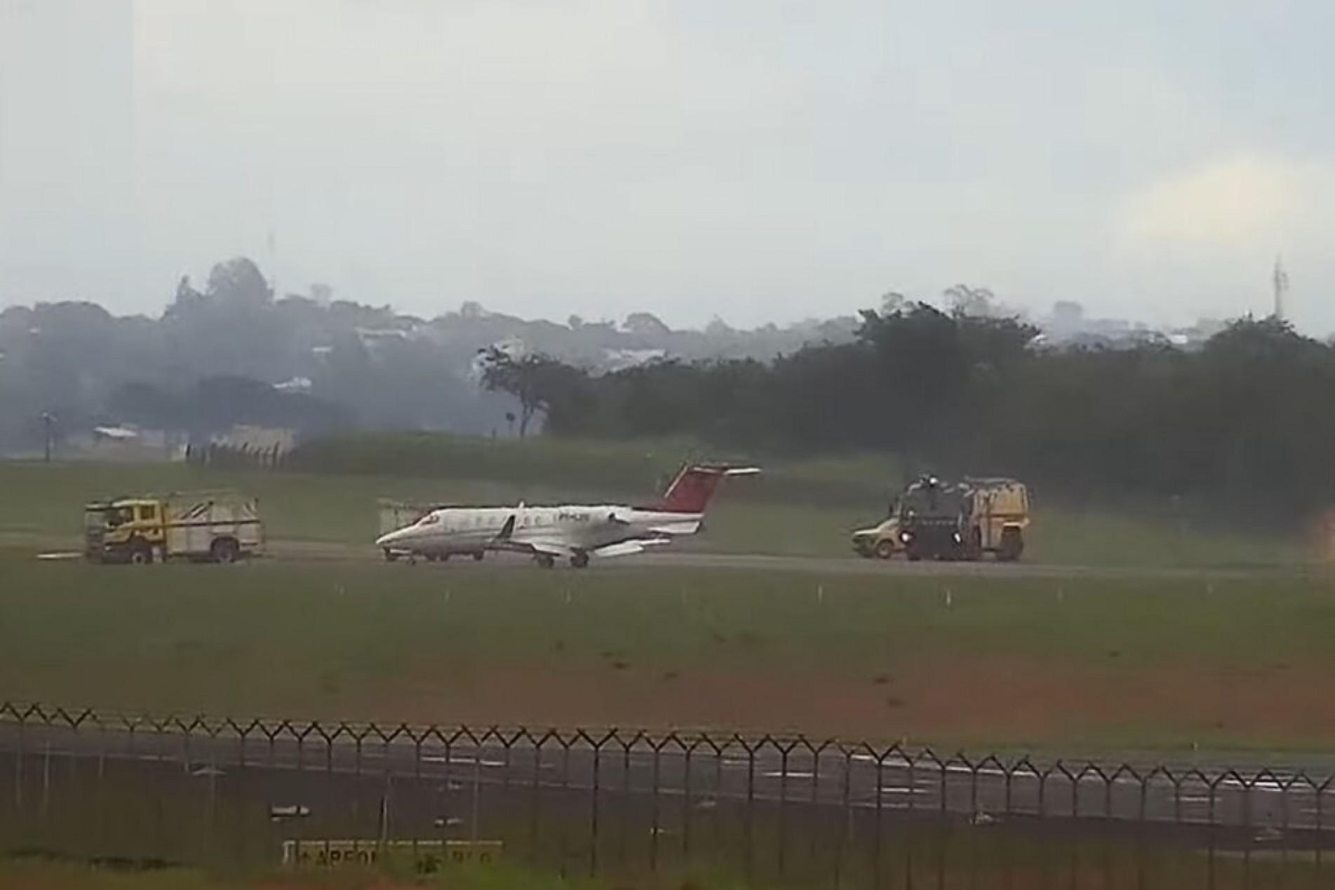 Avião pousa em segurança