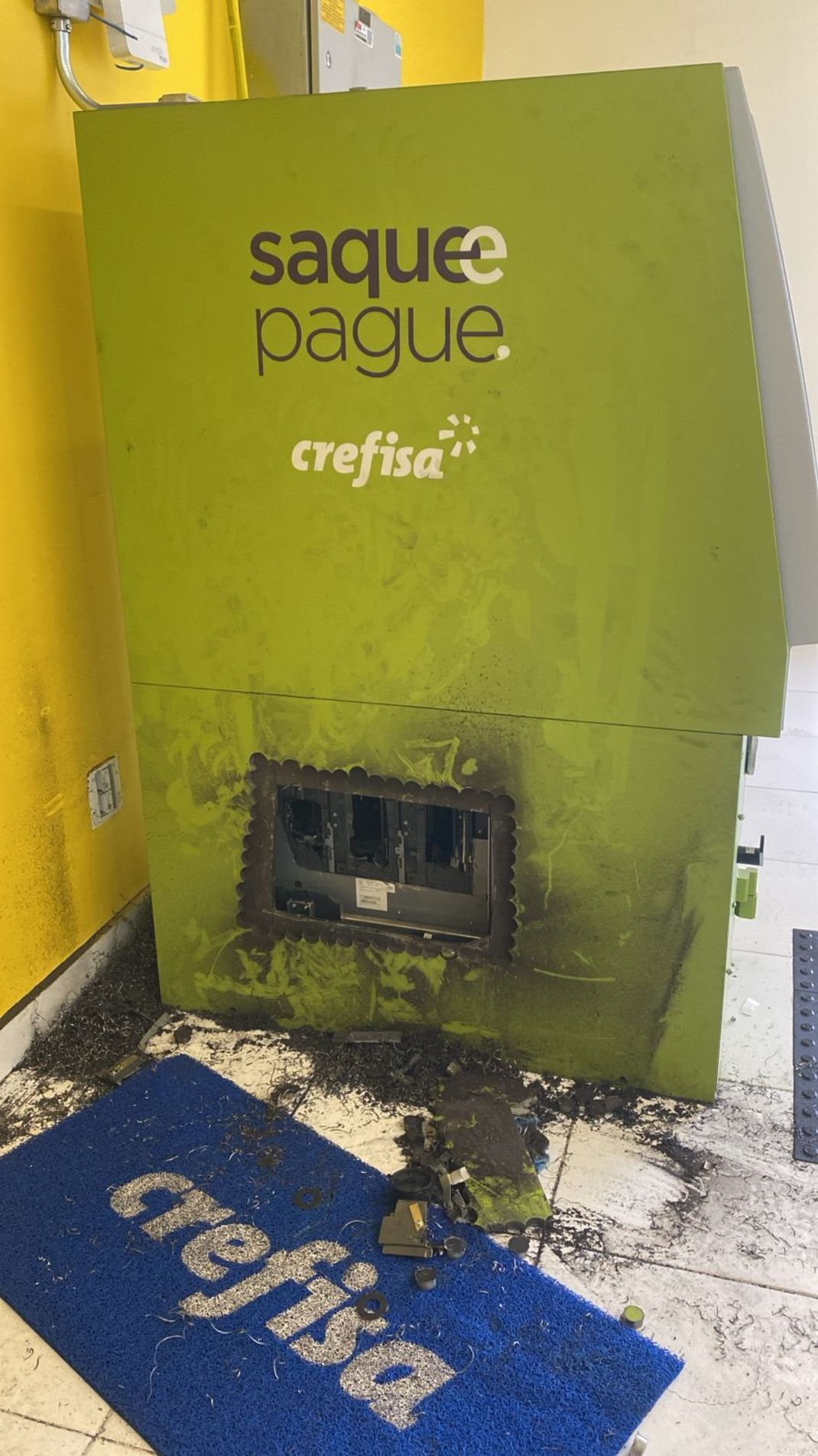 Segundo a gerente da agência, duas portas que dão acesso ao interior do banco estavam abertas e, logo na entrada, um caixa eletrônico apresentava a lateral cortada