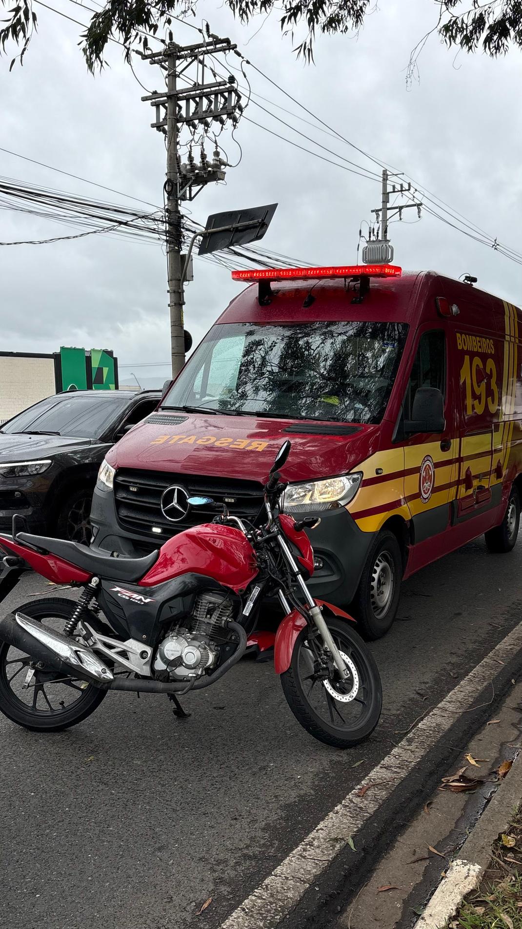 Uma motociclista de 26 anos ficou ferida após bater na traseira de um carro