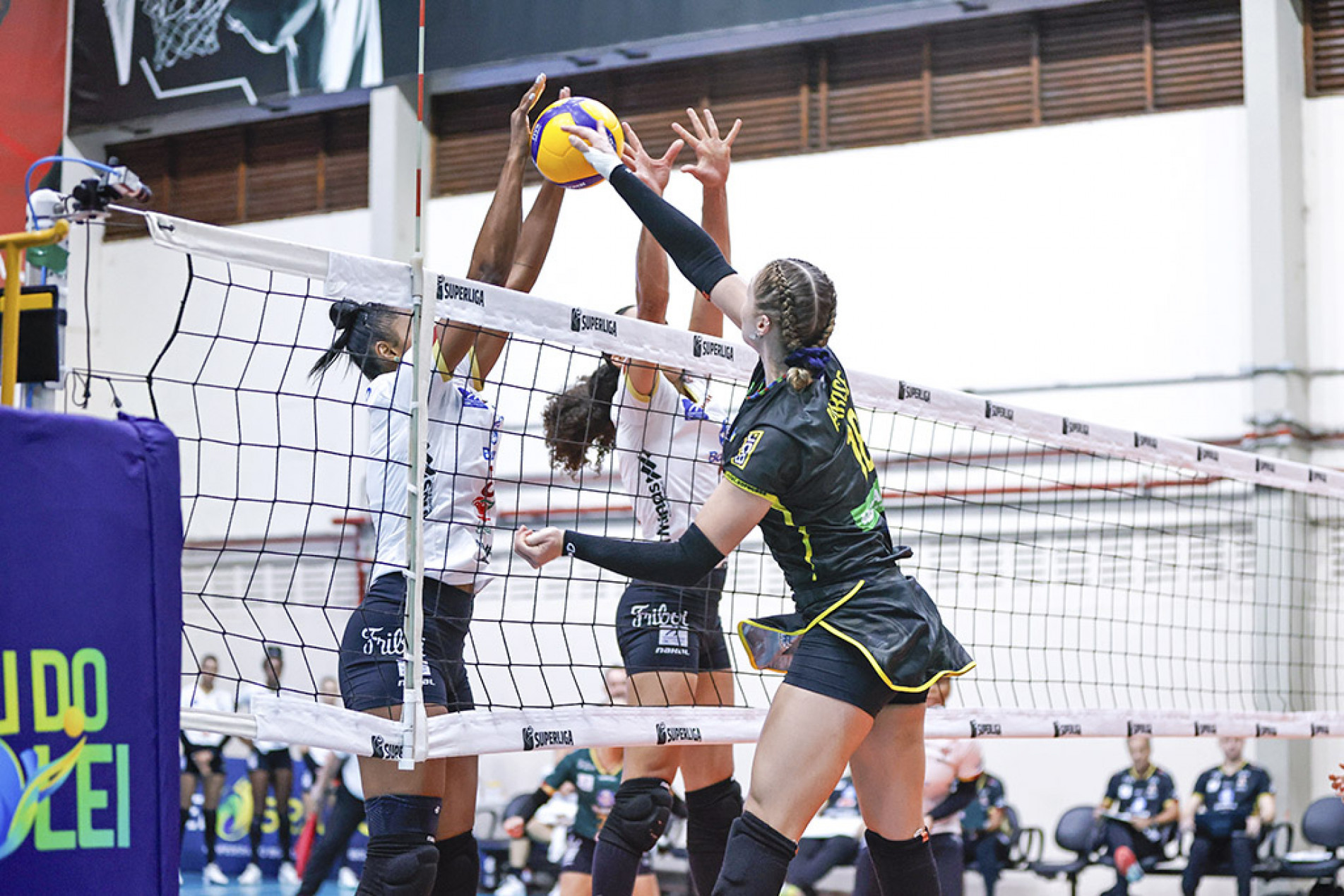 Na noite de sábado, mesmo atuando em casa, equipe toma a virada do Mackenzie pela Superliga
