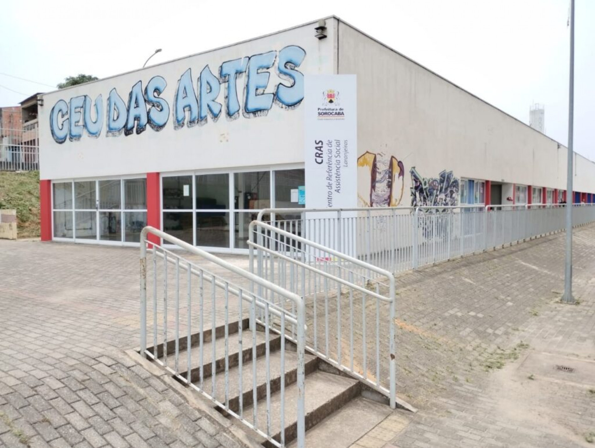 A oficina propõe o trabalho coletivo por meio de práticas de teatro e artes visuais