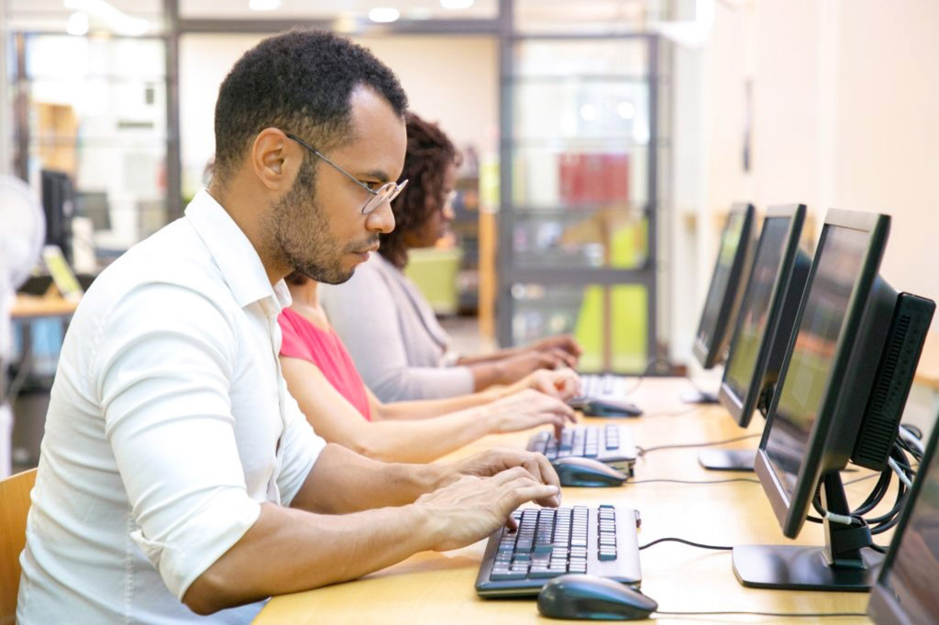 Aulas presenciais divididas em três turnos (matutino, vespertino e noturno) e, promovidas por professores do Sest/Senat
