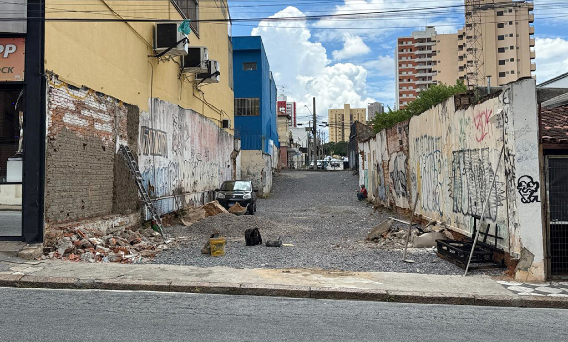 Grades impedem o acesso de veículos, mas entulho e lixo são jogados no local
