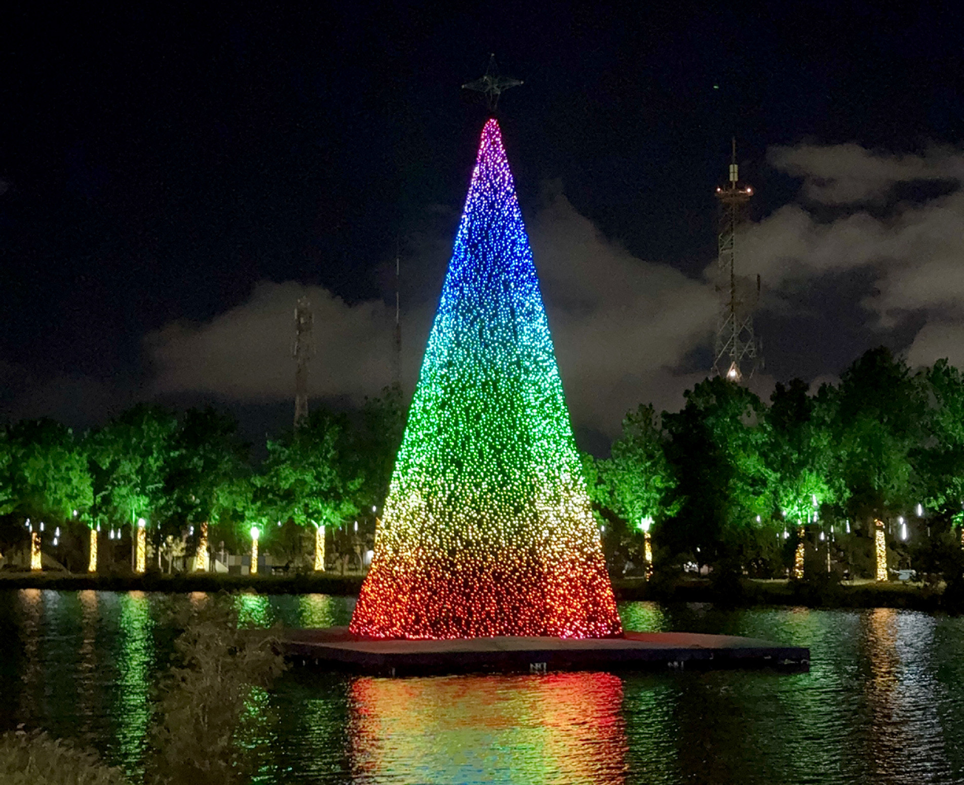 Decorações de fim de ano permanecem acesas no Paço Municipal, mesmo após o prazo informado para a retirada
