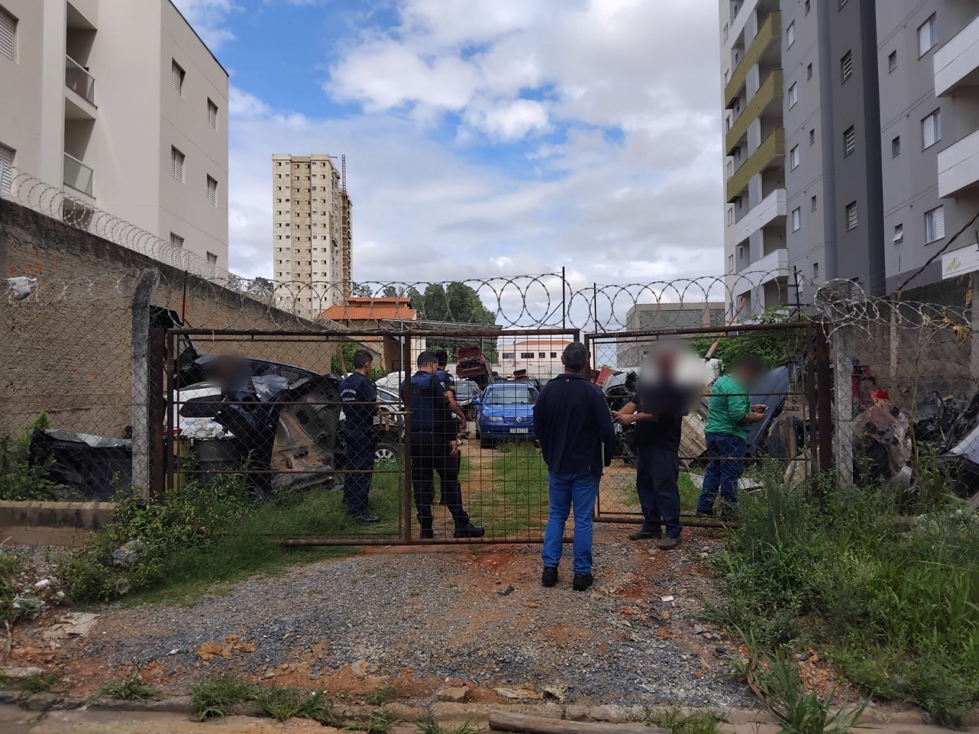 Durante a ação, três estabelecimentos foram vistoriados e um deles acabou interditado temporariamente por funcionar de forma irregular