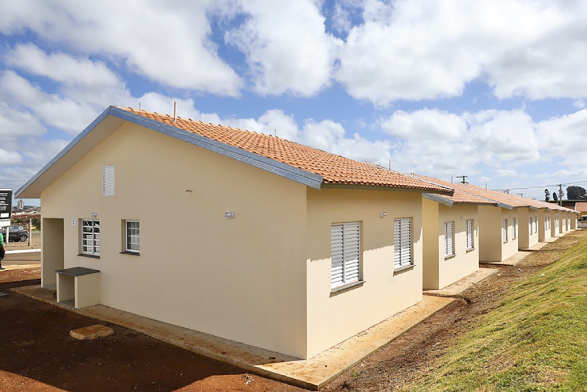 Os imóveis em ambas as cidades têm área útil de 49 m², dois dormitórios, sala, cozinha, banheiro e lavanderia