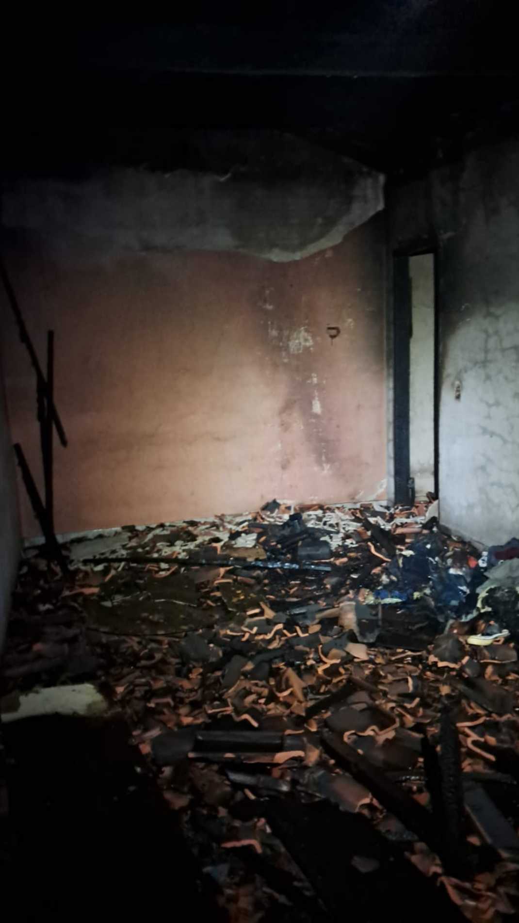  Um caminhão-pipa da Prefeitura foi acionado para auxiliar no combate ao incêndio