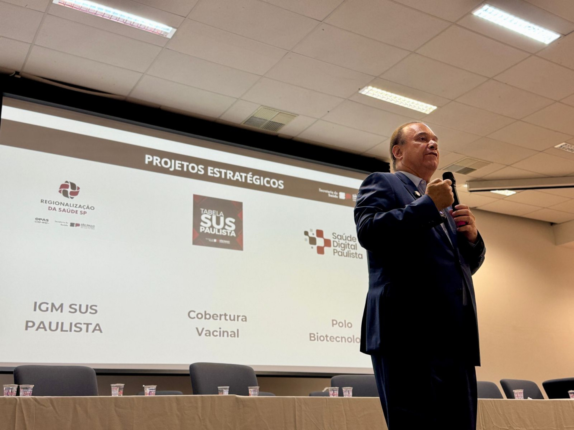 Secretário da Saúde do Estado de São Paulo afirma normalização de entrega de medicamentos