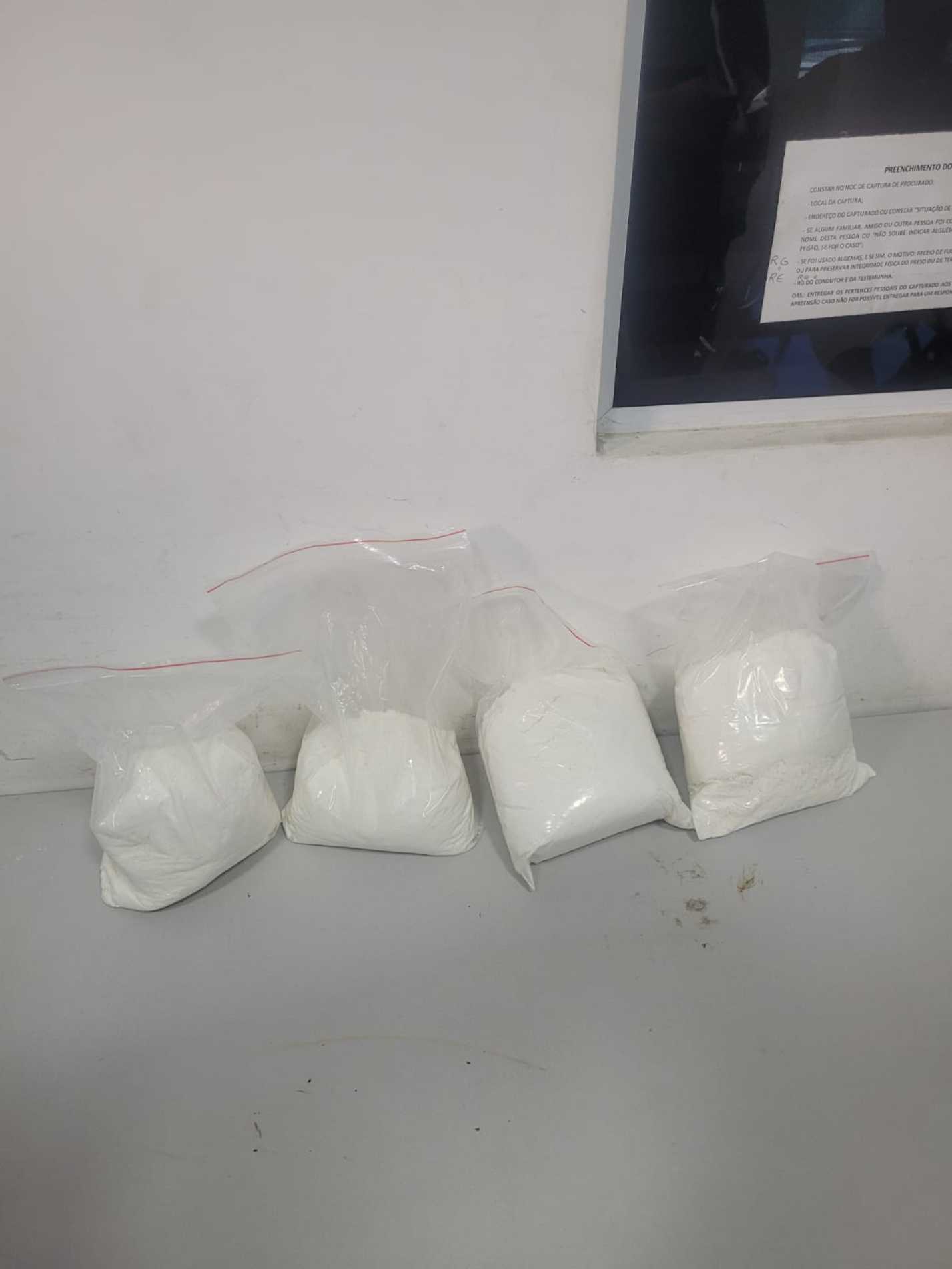 Dentro da sacola foram encontrados 3,4 quilos de substância em pó branco