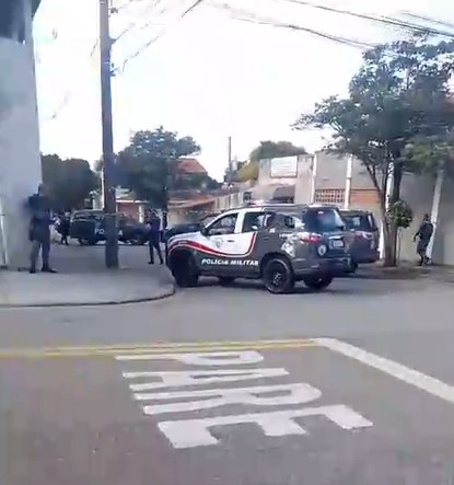 Segundo a corporação, ele efetuou vários disparos com uma pistola calibre .380 contra os agentes, que reagiram