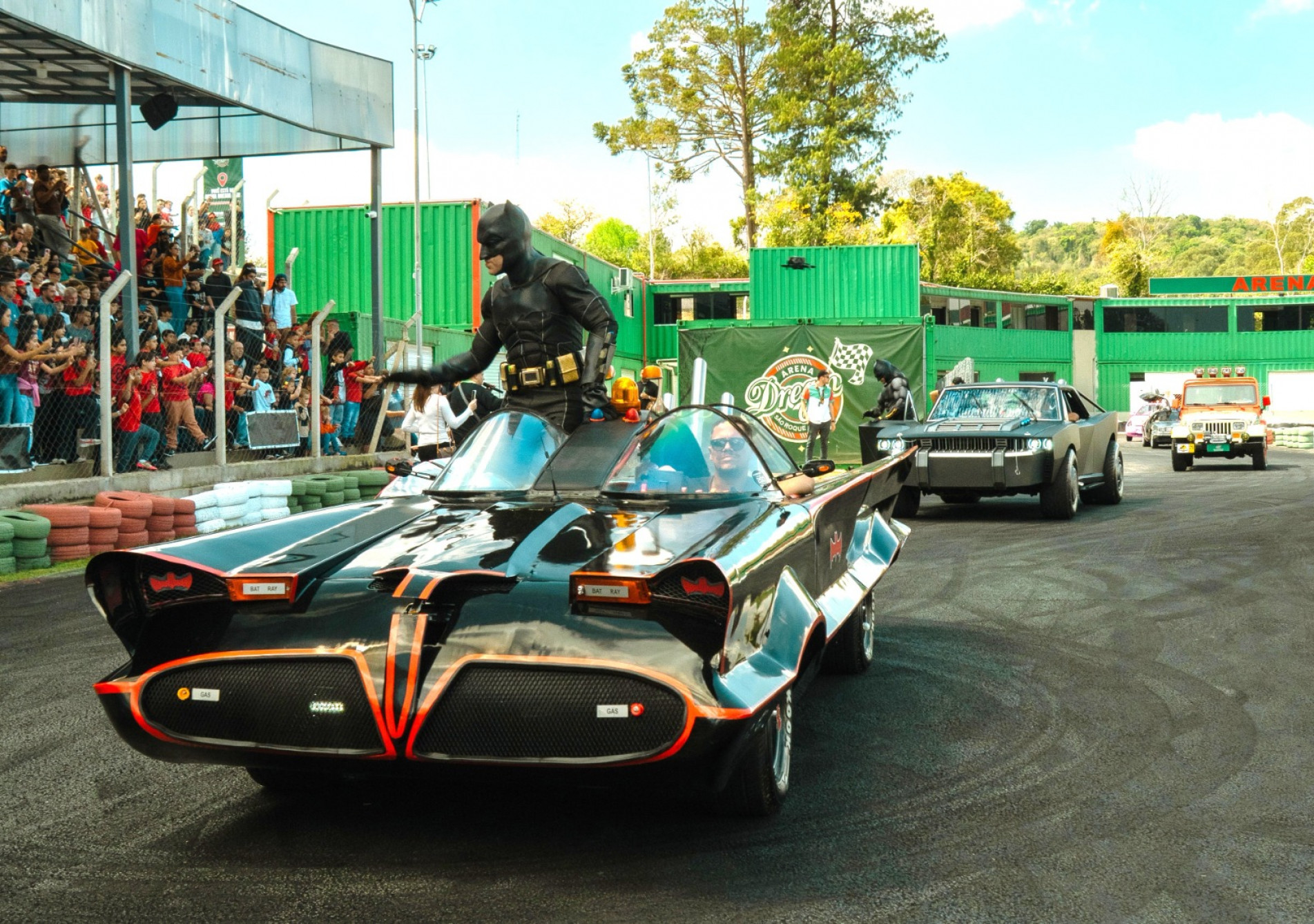 O espaço também oferece atrações como apresentações gratuitas de drift aos fins de semana