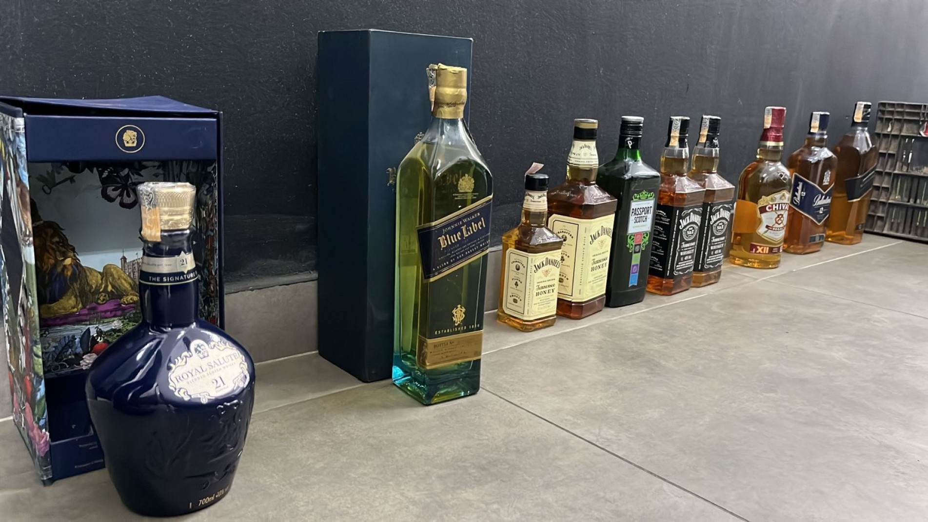 A Polícia Civil apreendeu 45 garrafas de bebidas alcoólicas adulteradas em uma adega