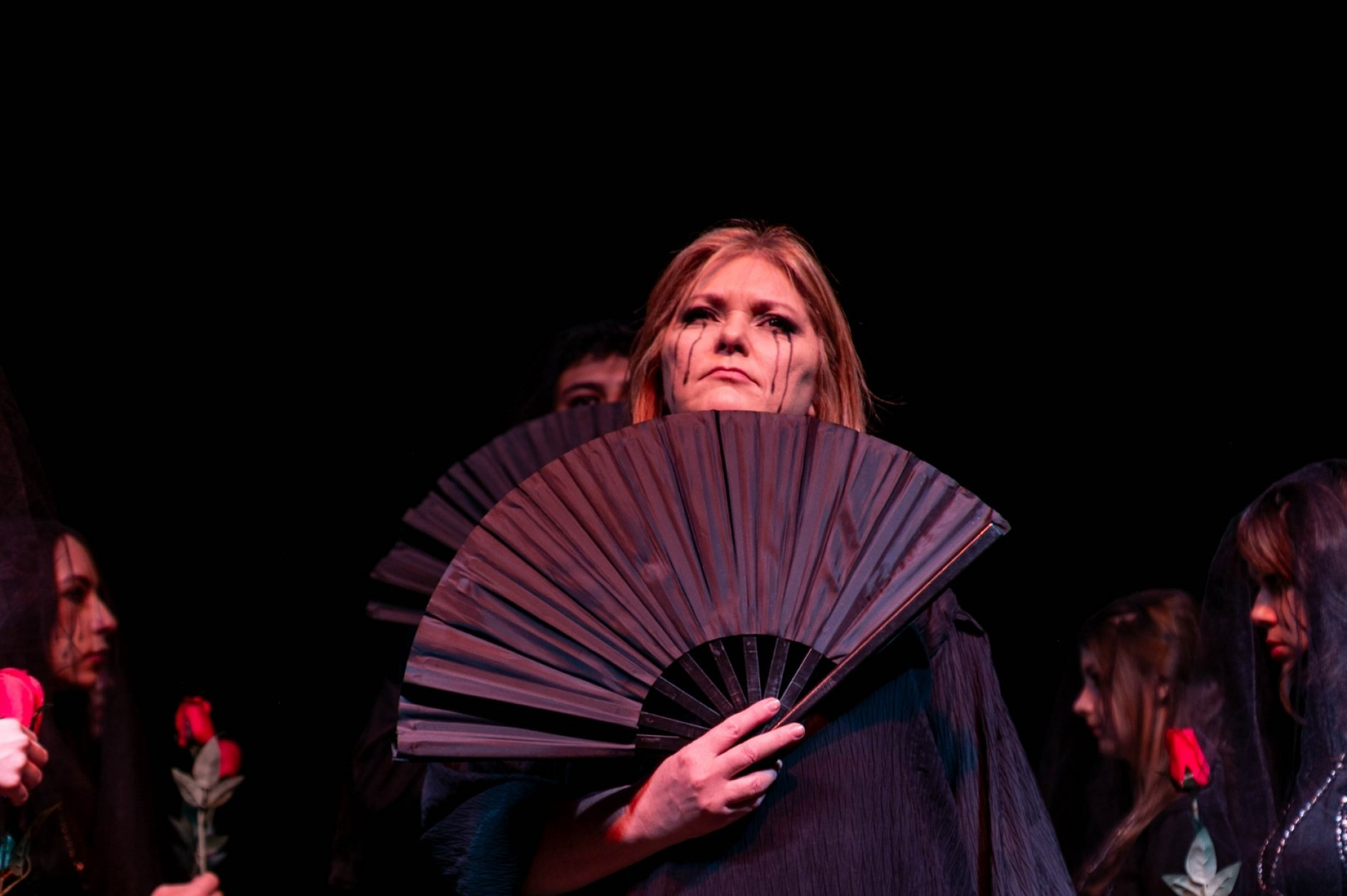 Atriz Beth Pinn conta que encontrou na sala de aula uma forma de sustento, mas manteve a conexão com o palco