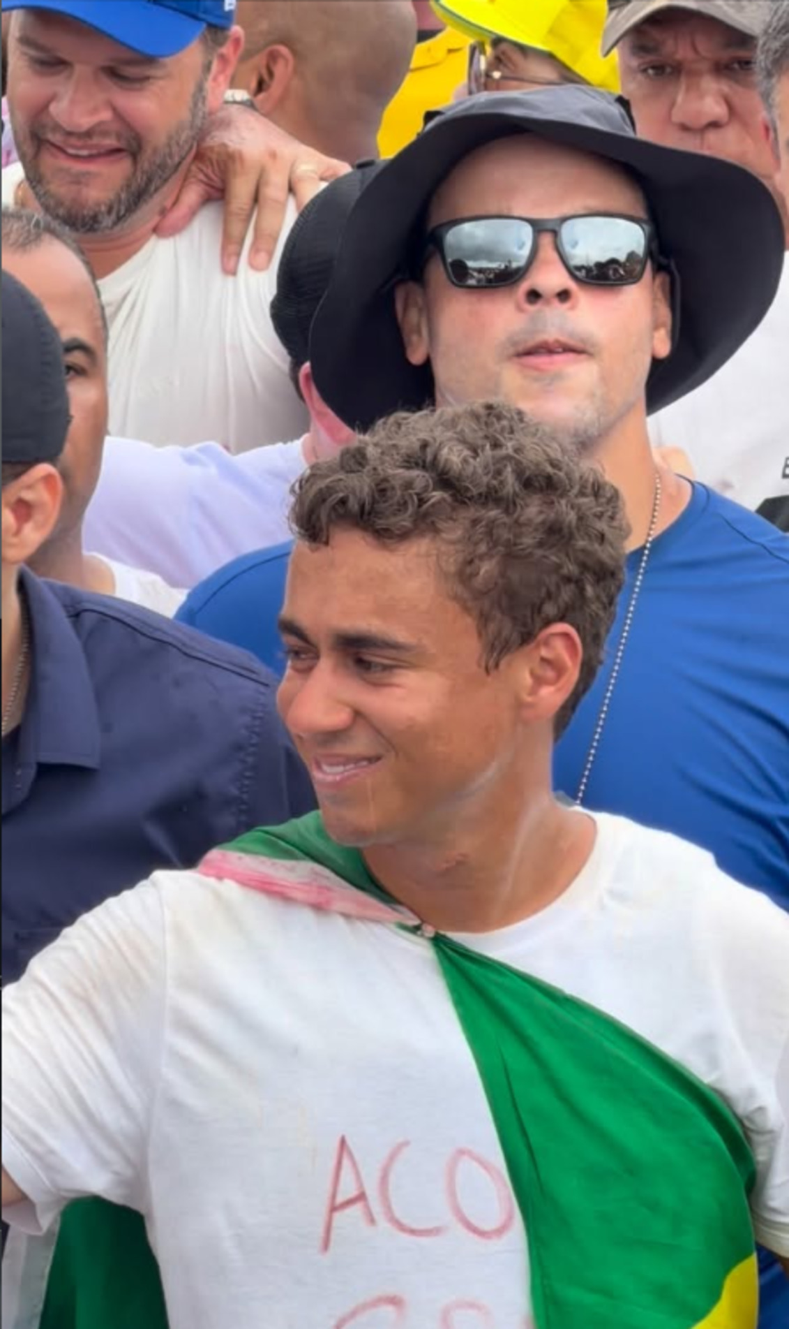  O deputado Nikolas Ferreira lidera caminhada em direção à Brasília