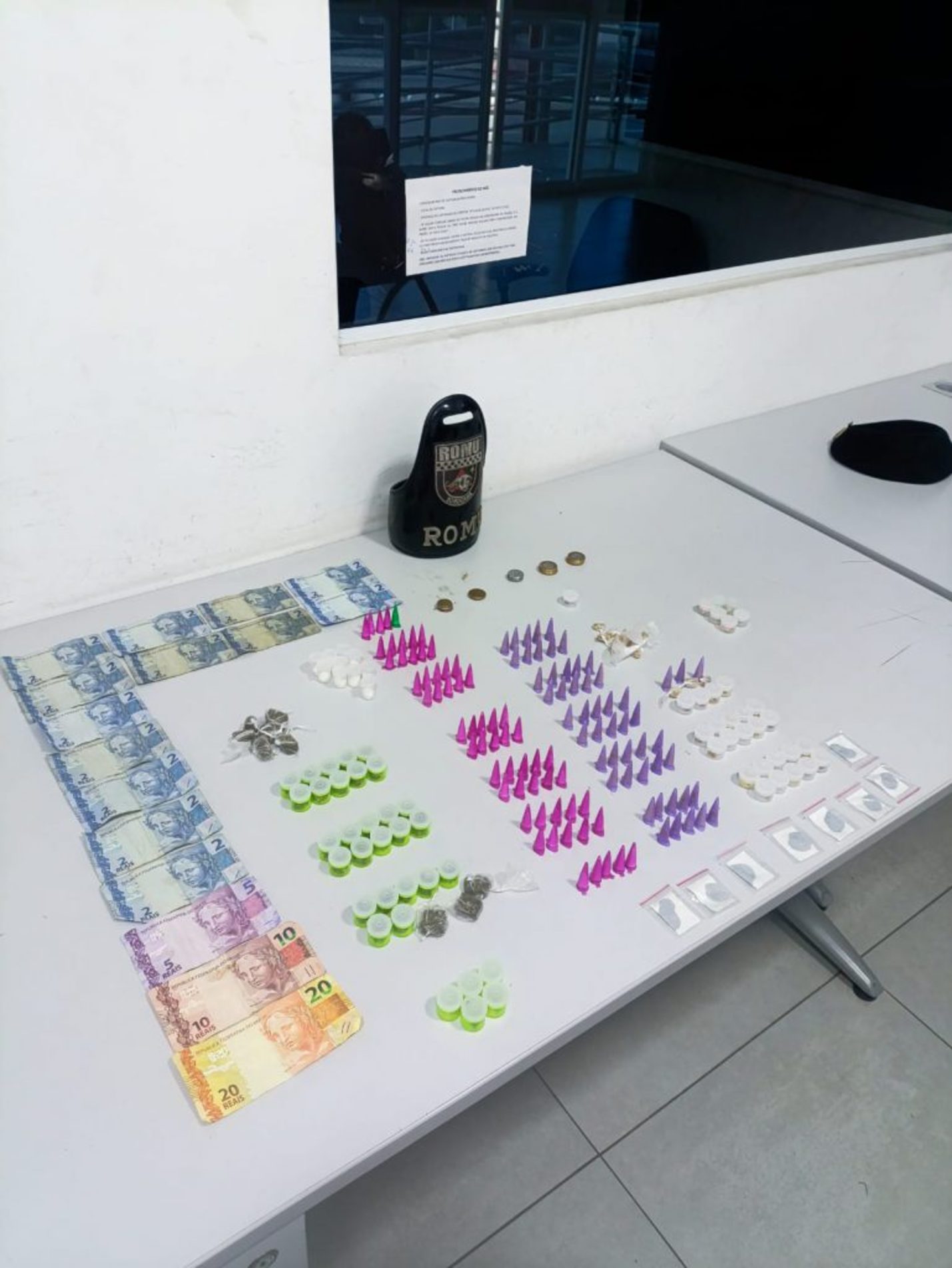 Na sacola plástica, os guardas localizaram seis porções de droga sintética, 70 de cocaína, 91 de crack, oito de ice, 36 de maconha e cinco de haxixe