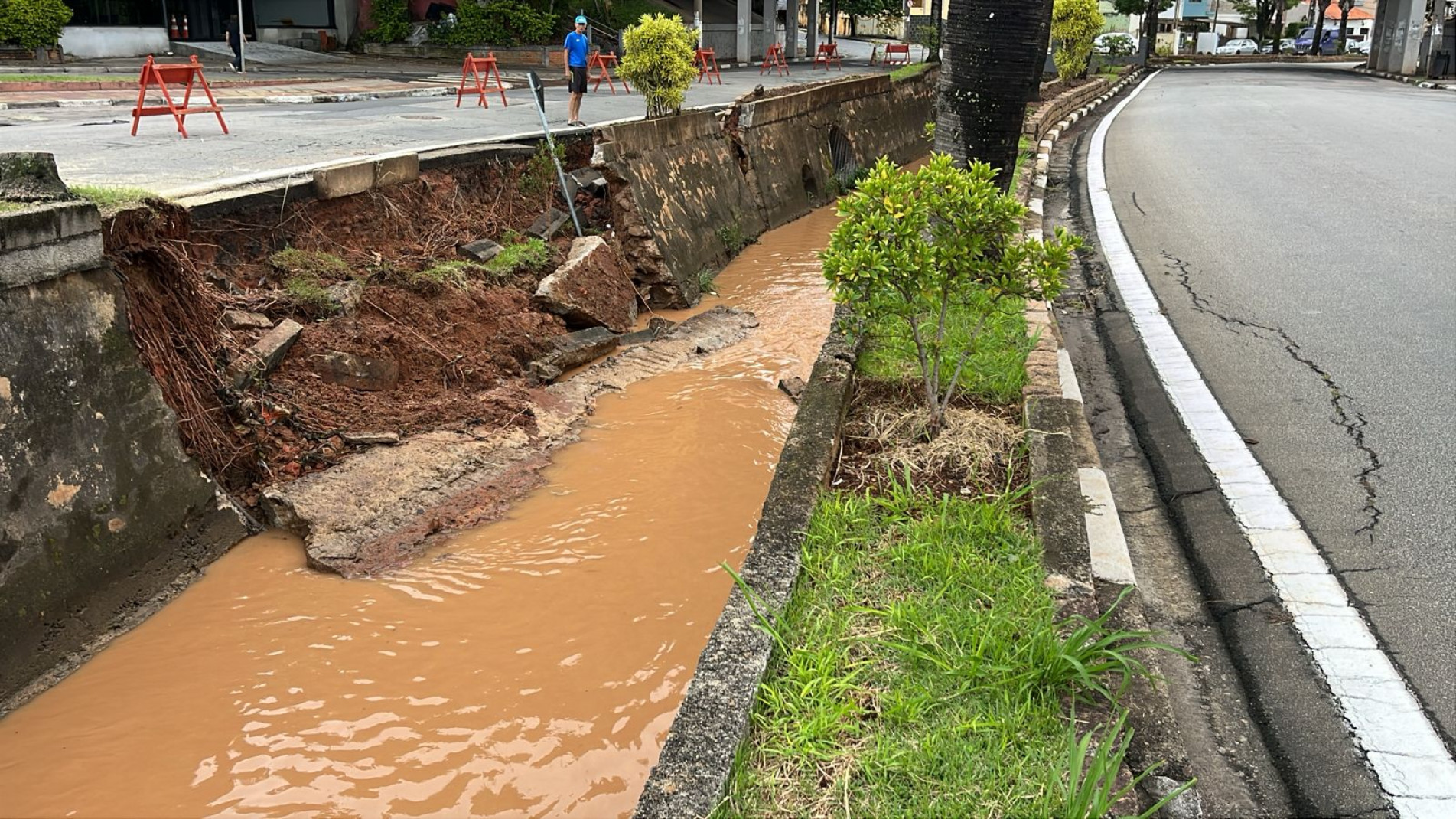 A  área foi isolada pela Divisão de Trânsito para garantir a segurança de motoristas e pedestres