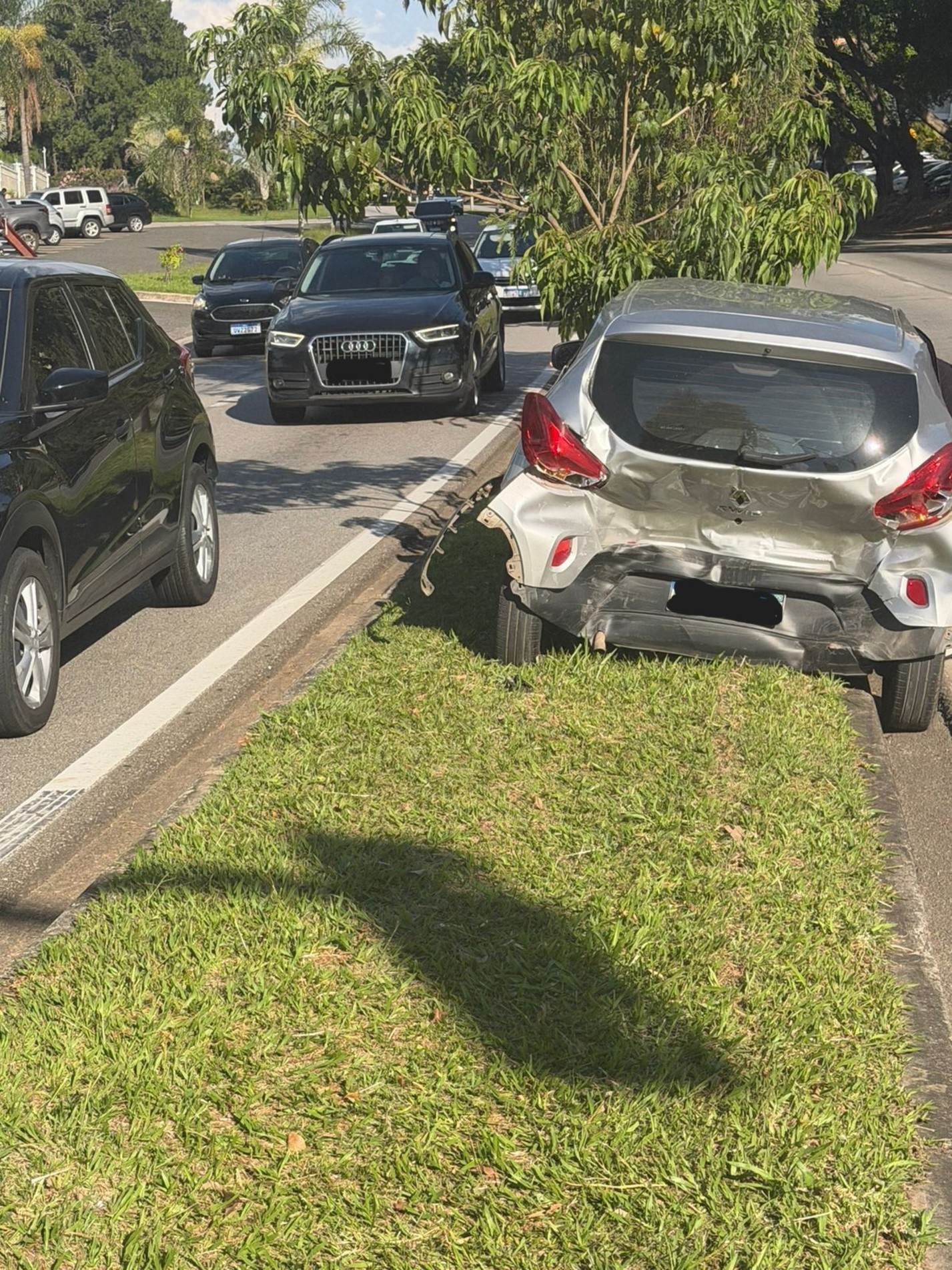 Os motoristas aguardam a chegada da Polícia Militar para o registro da ocorrência