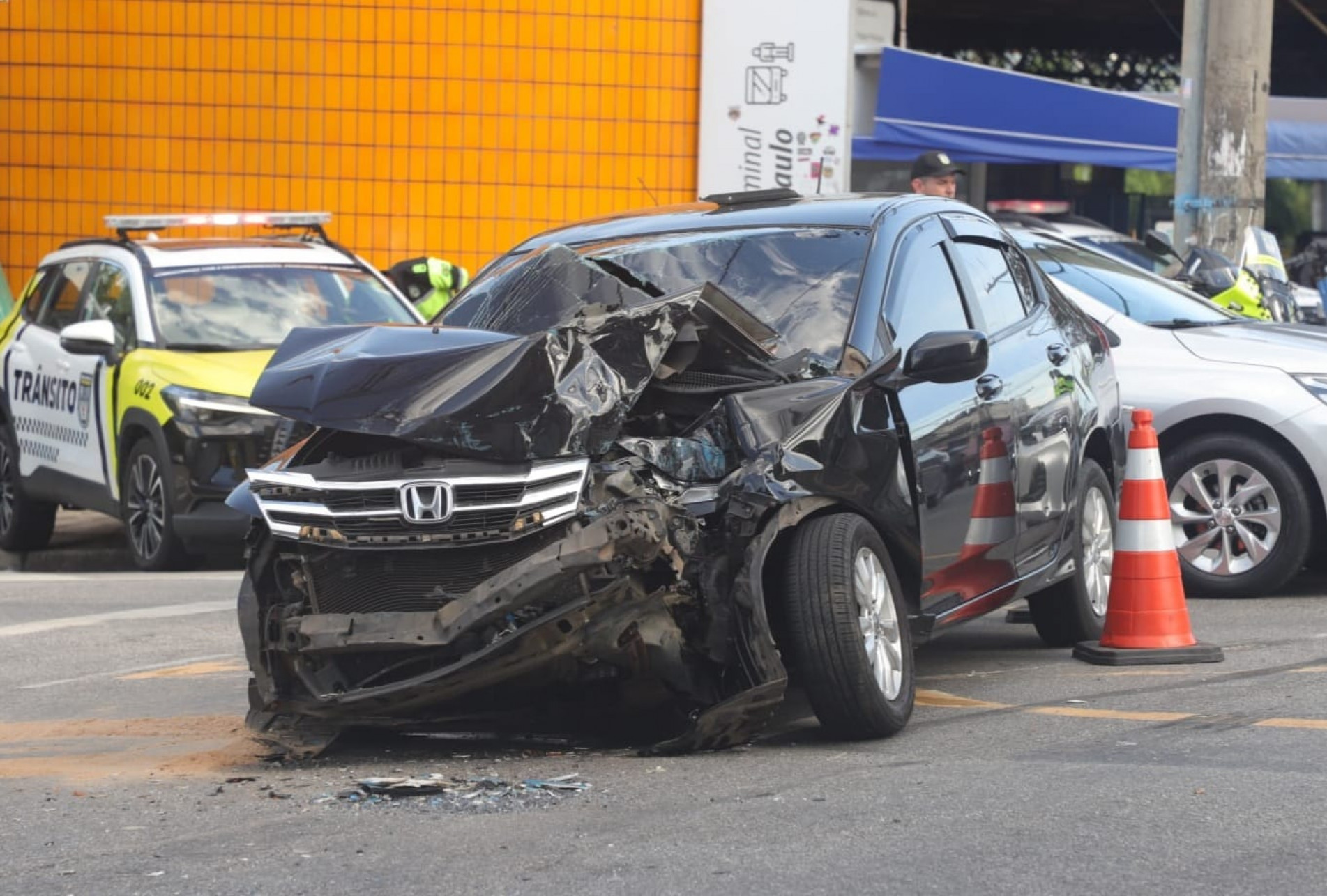 Uma colisão entre um carro e um ônibus deixou duas pessoas feridas na Rua Leopoldo Machado