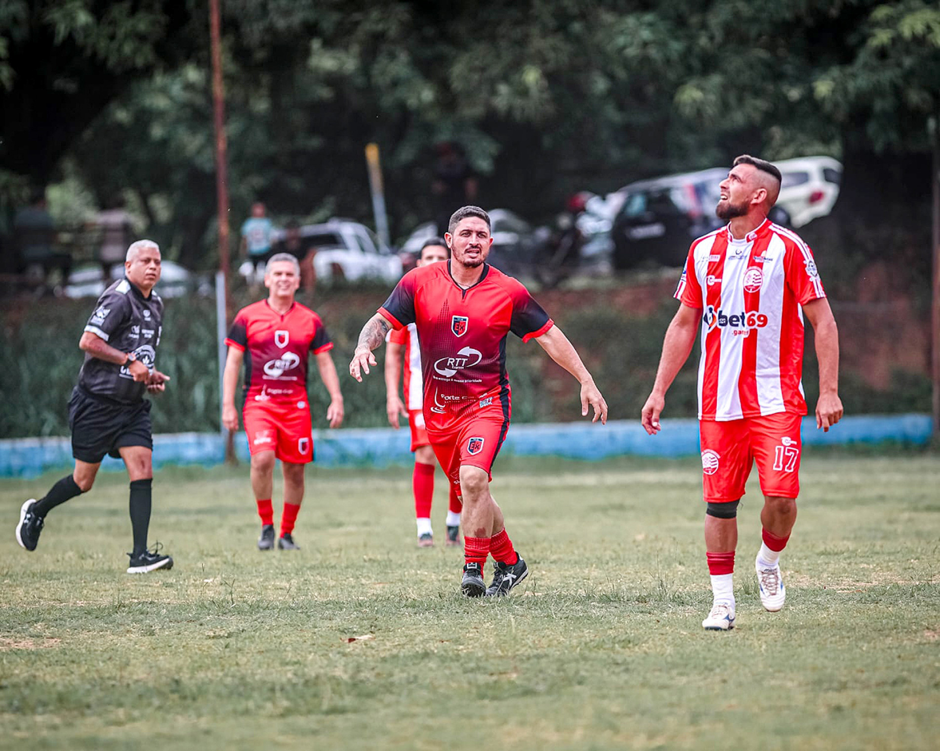 Pela categoria quarentão, Extrela (vermelho e preto) 
bate o Náutico Sorocaba por 2 a 1