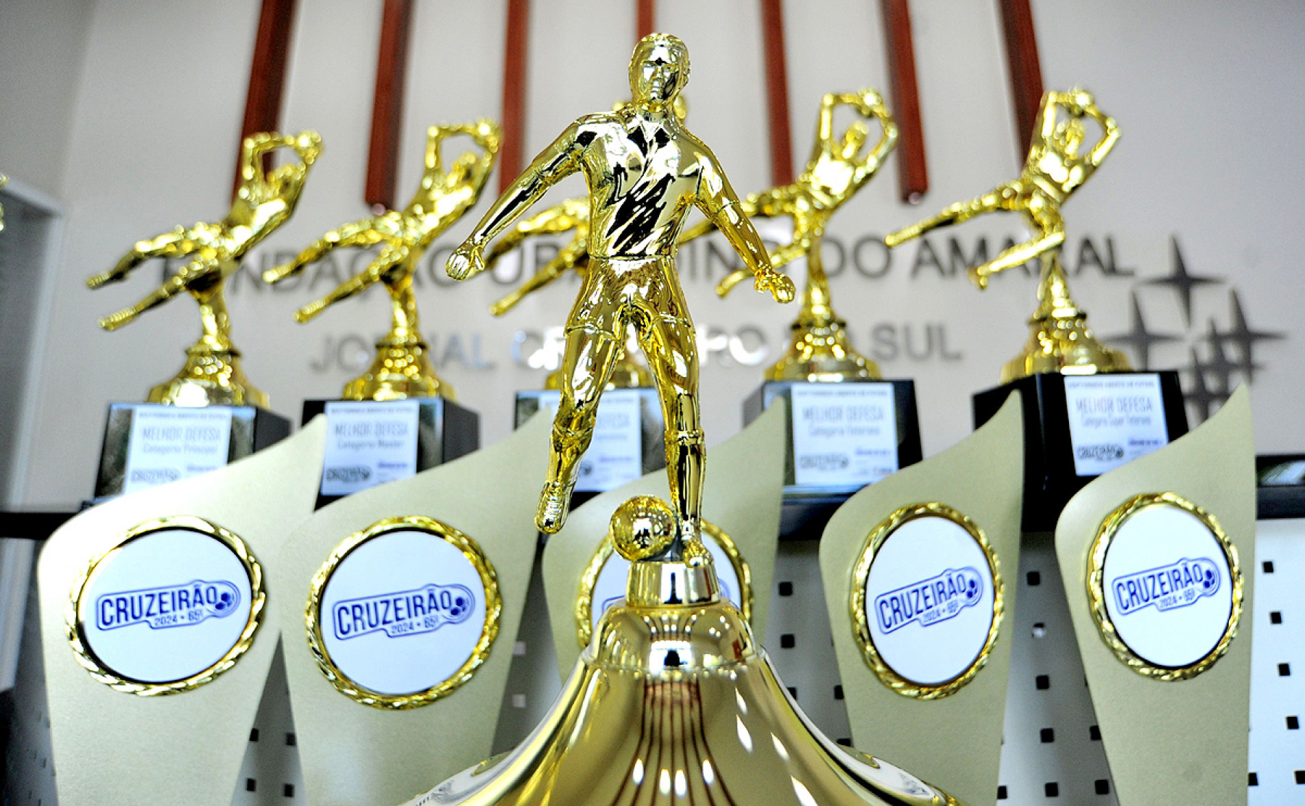 Equipes campeãs e vice de cada categoria serão 
premiadas com troféus e medalhas personalizadas
