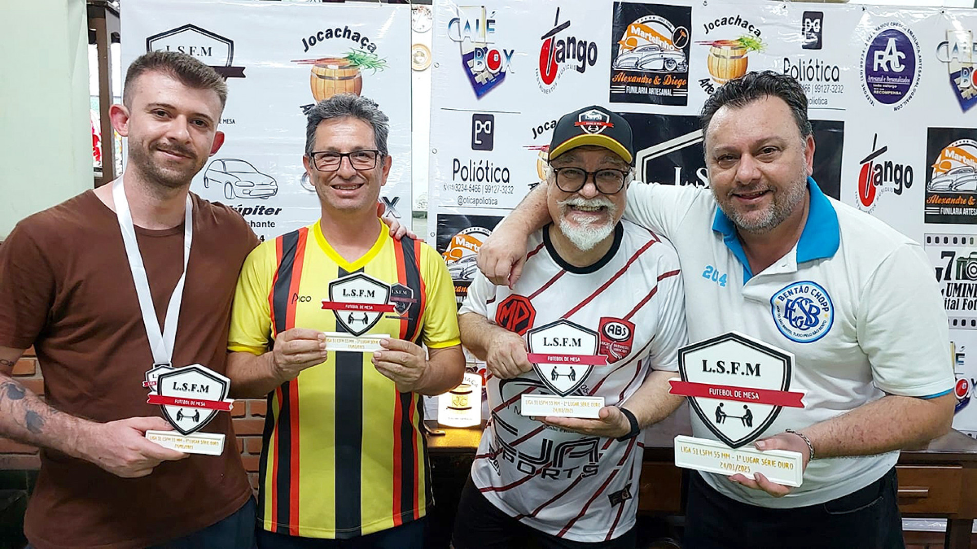 Léo, Luiz, Geraldo e Edu: vencedores 
do torneio de futebol de mesa