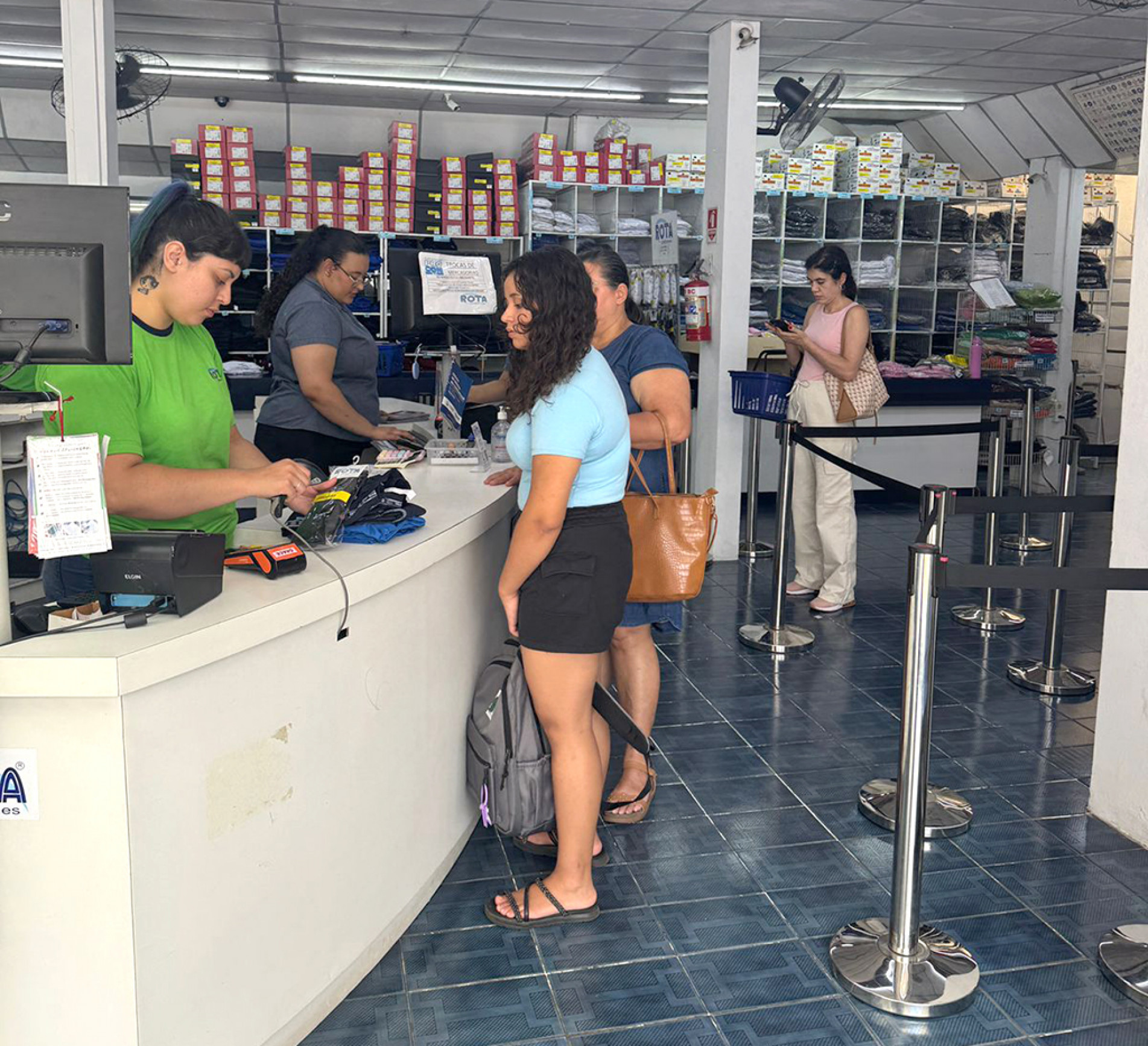 Produção começa meses antes e lojas ficam cheias de consumidores