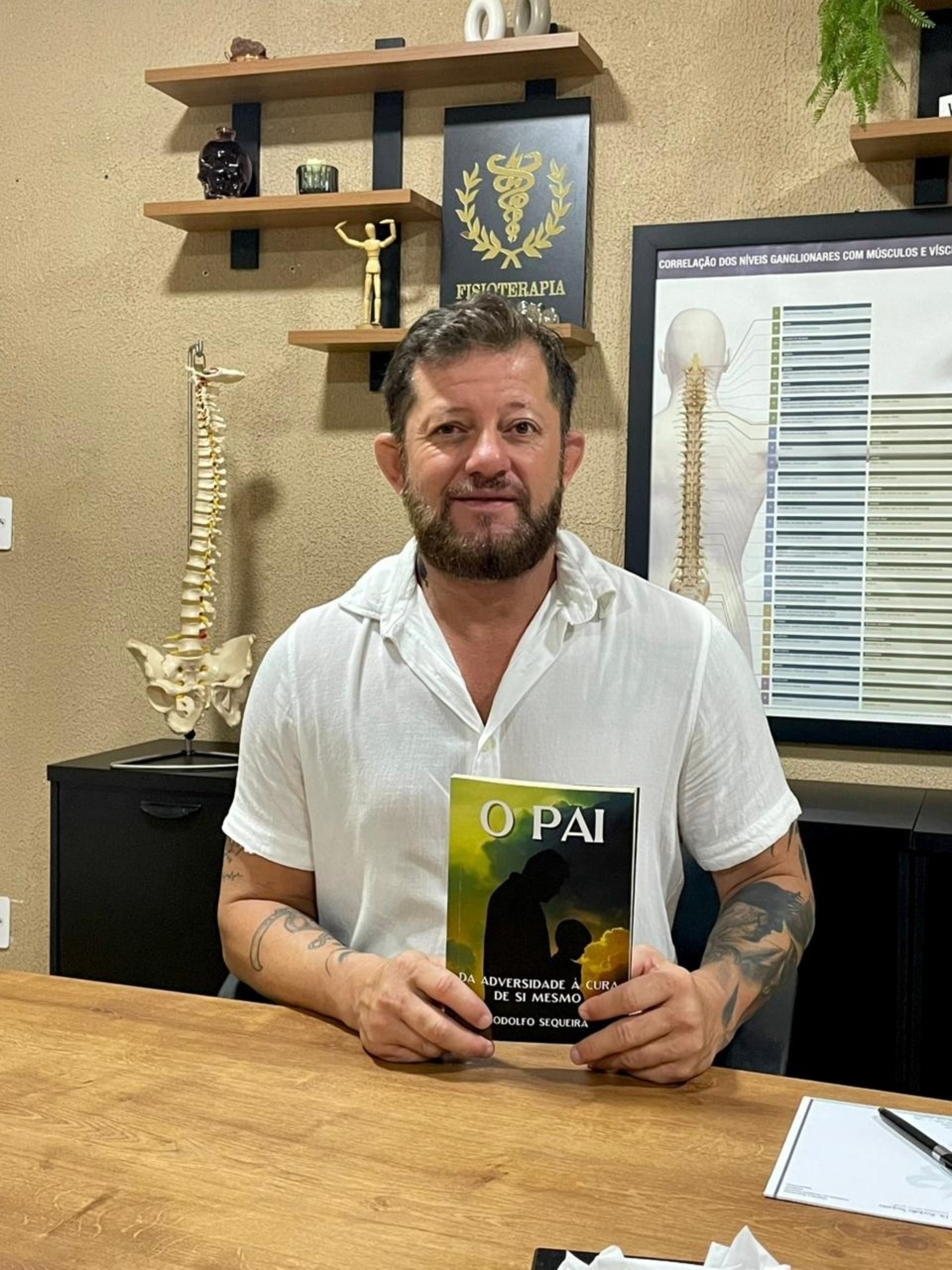 Obra reúne vivências físicas, psicológicas e espirituais do fisioterapeuta e terapeuta