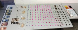 Foram encontradas 30 porções de haxixe, 61 de maconha, 134 de cocaína e 119 de crack, além de R$ 131,30 em dinheiro