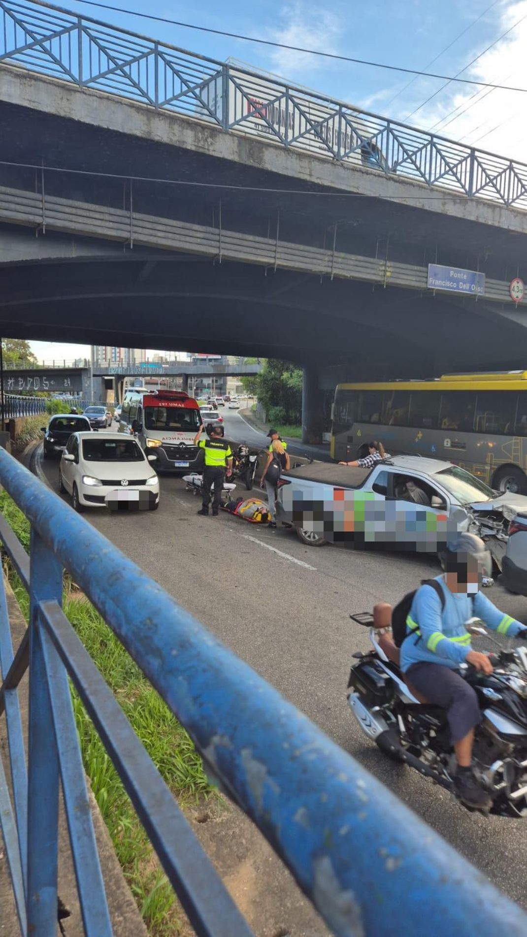 O motorista passou mal, perdeu o controle da direção e o veículo atingiu o muro de contenção