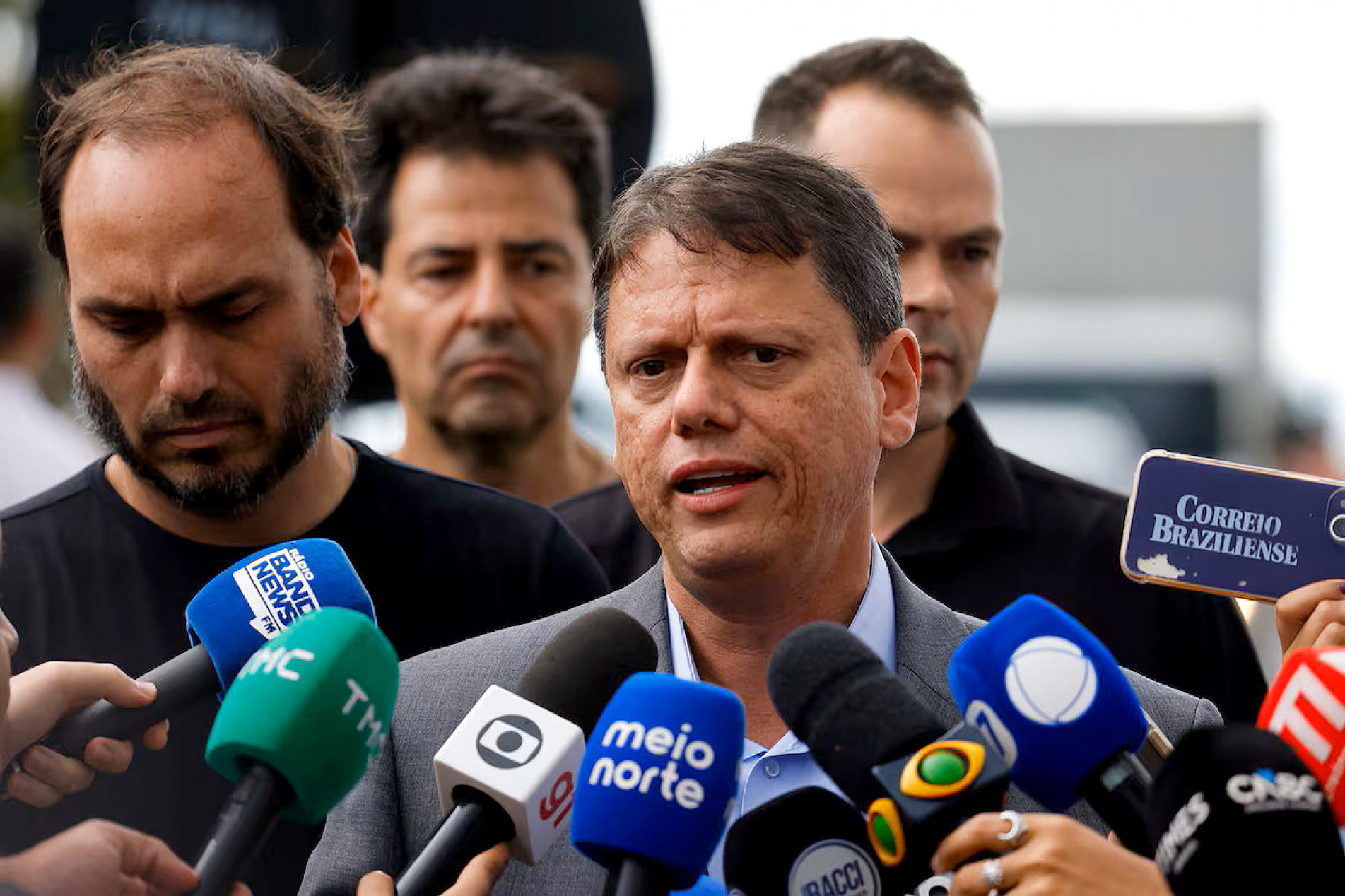 Tarcísio de Freitas atendeu a imprensa na Papudinha 
