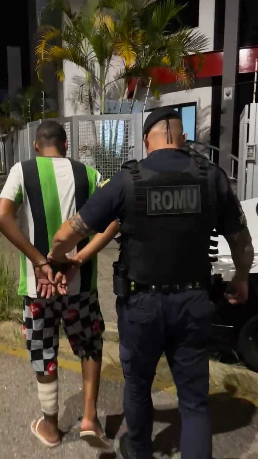 A autoridade policial ratificou a prisão em flagrante pelos crimes de descumprimento de medida protetiva e lesão corporal