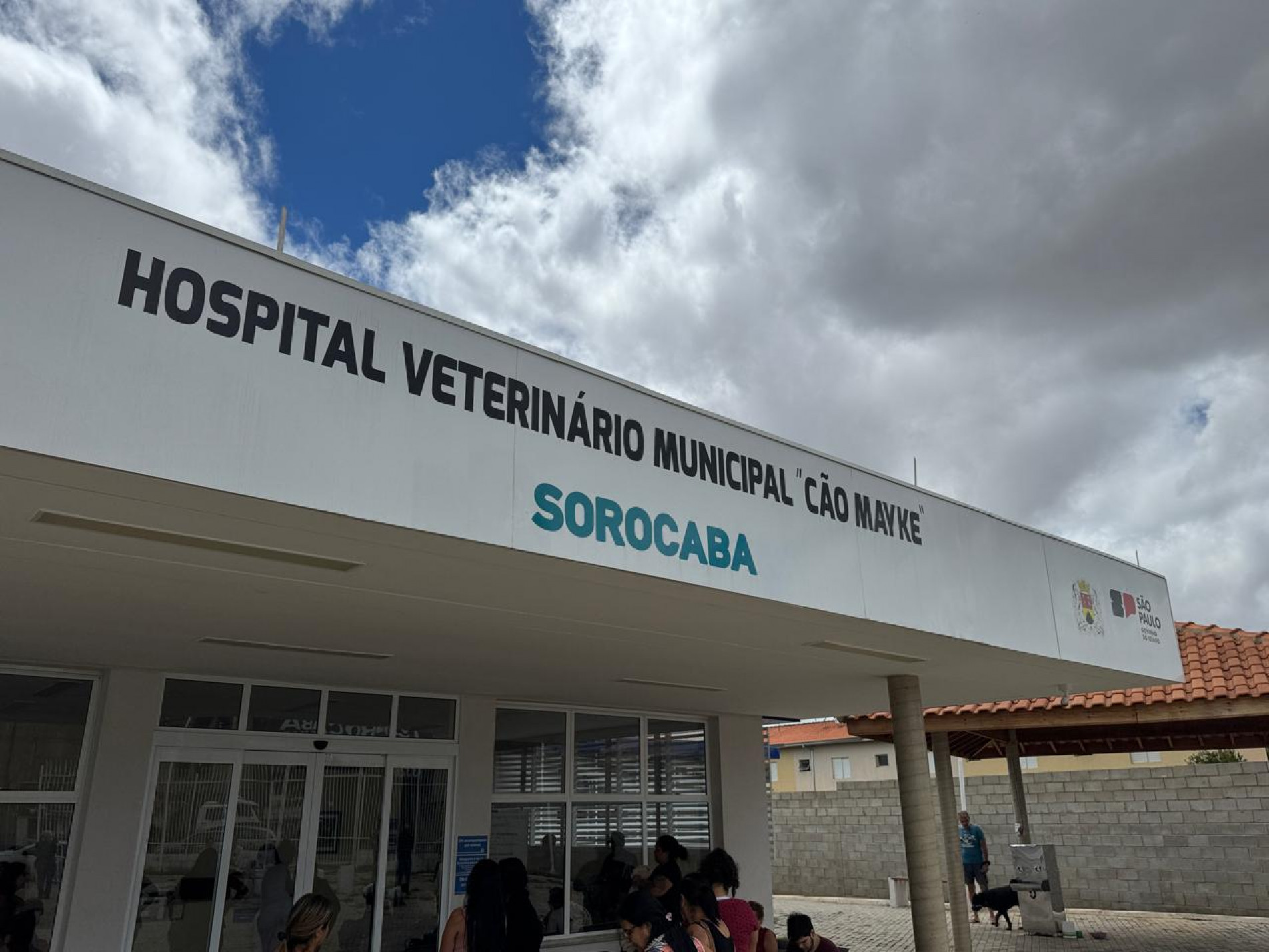 Sobre o atendimento, a organização afirmou que não houve restrição ou suspensão de serviços e que a unidade segue operando conforme o contrato e o plano de trabalho