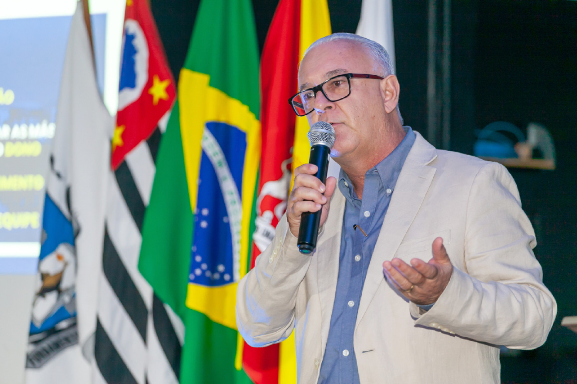 Área de estudo do novo reitor é Física; ele fez o pós-doutorado no 
Grande Acelerador Nacional de Íons Pesados (Ganil), na França
