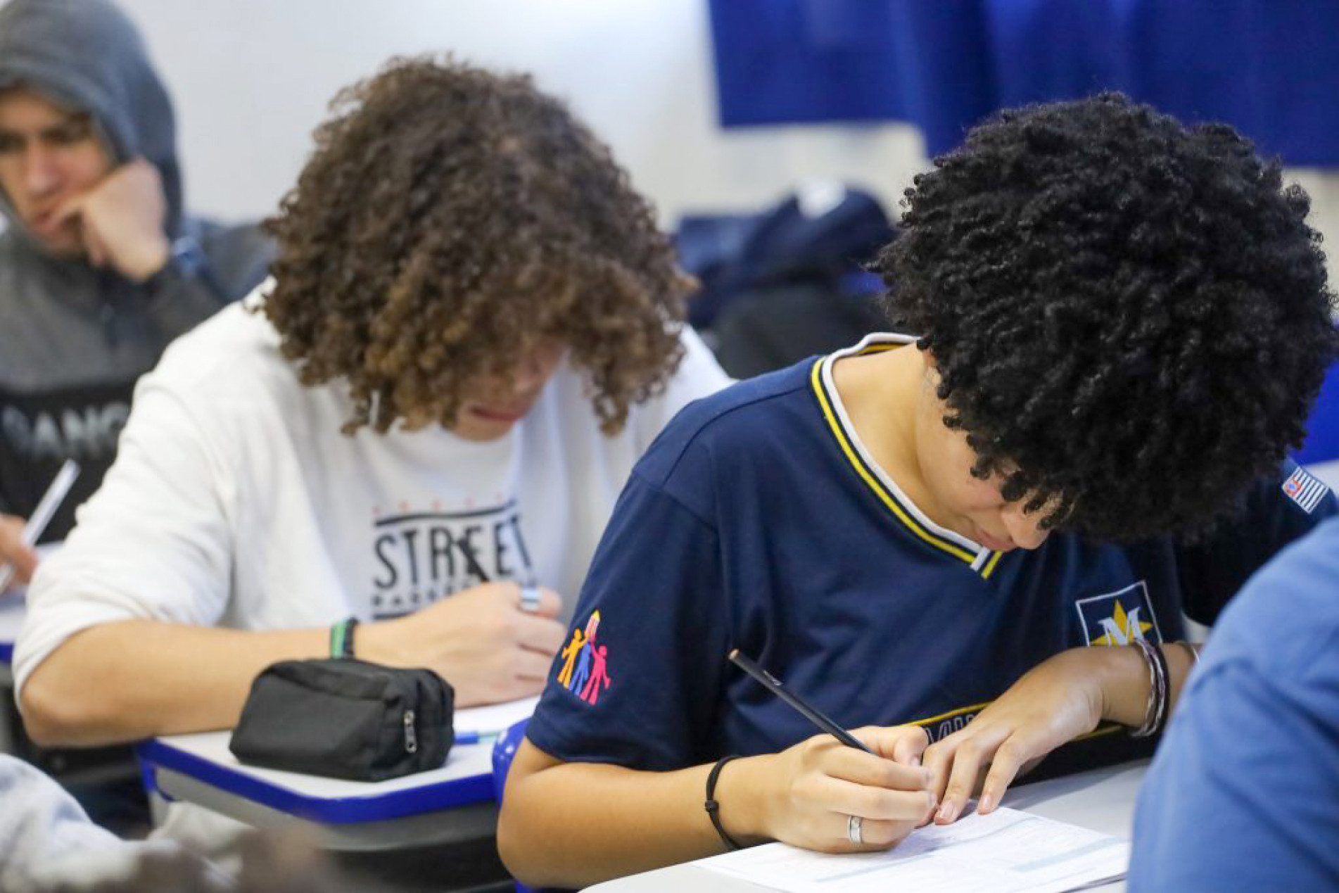 Programa prevê gestão compartilhada entre educadores civis e militares 
da reserva, que atuam como monitores no ambiente escolar
