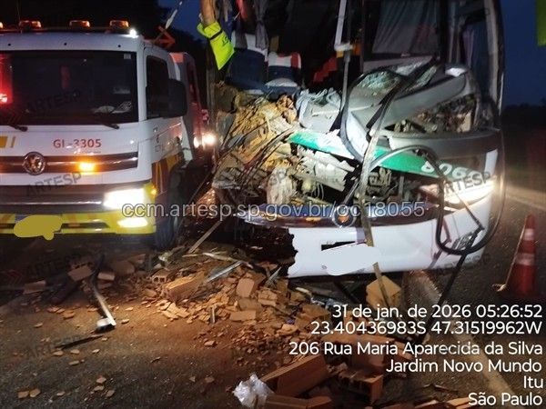 Após a batida, o ônibus permaneceu sobre faixa dois e o caminhão se deslocou para o acostamento