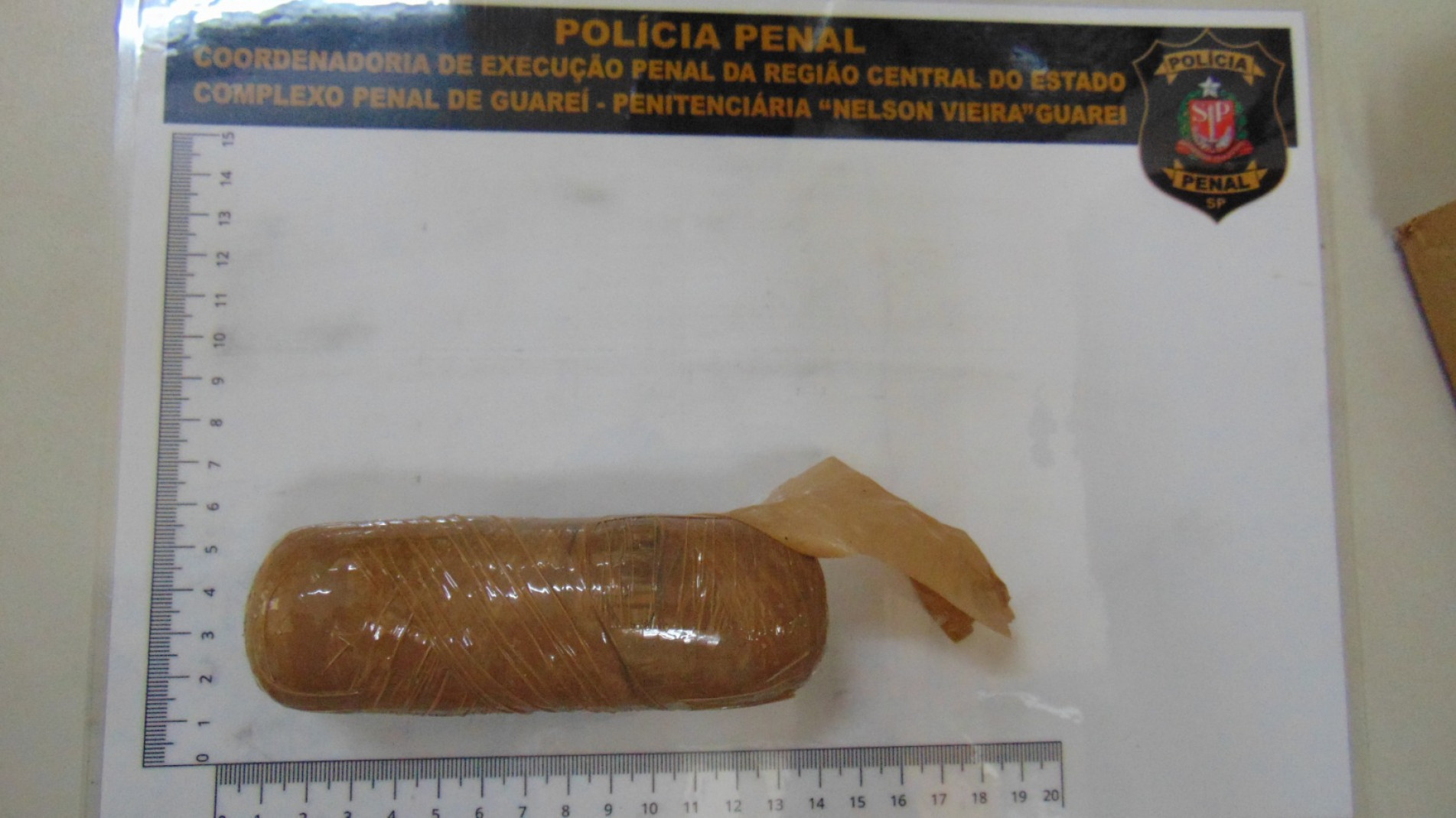 Foi apreendido um invólucro contendo aproximadamente 106 gramas de substância análoga à maconha