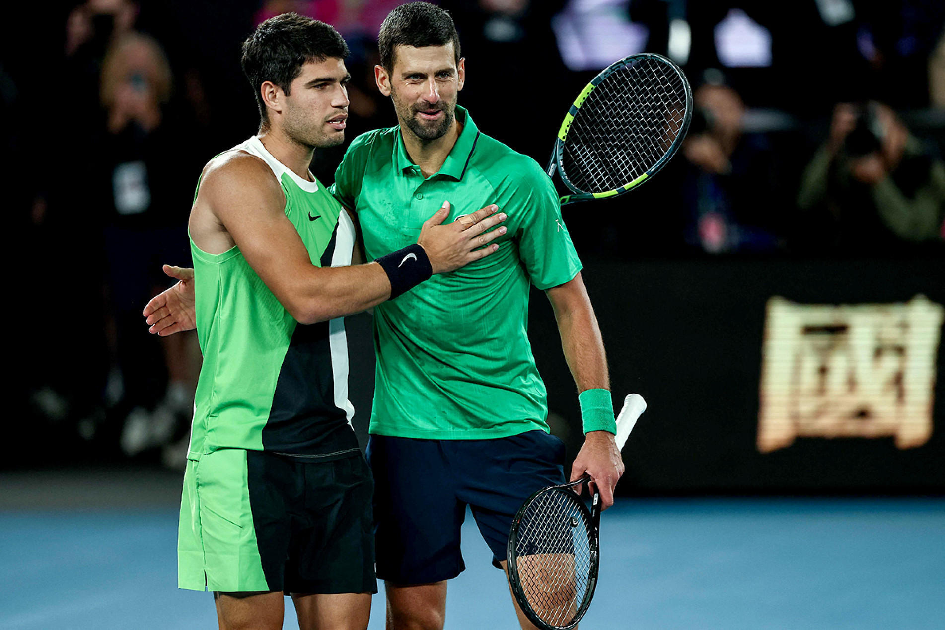 Espanhol ao lado do adversário Novak Djokovic: 
ciclo dos quatro Grand Slams fechado