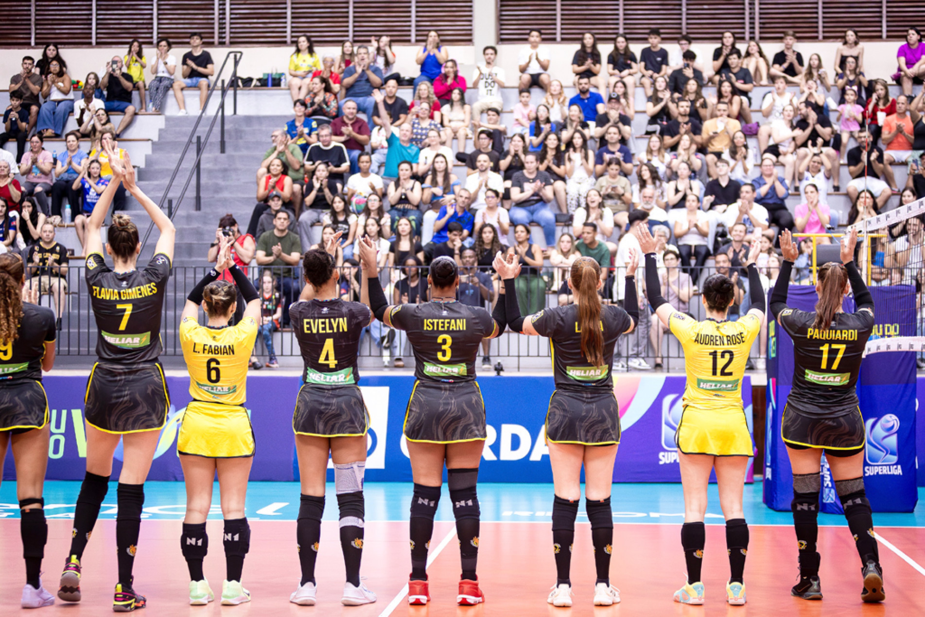 Jogadoras contam com o apoio da torcida para enfrentar o Fluminense, amanhã à noite, no Sesi
