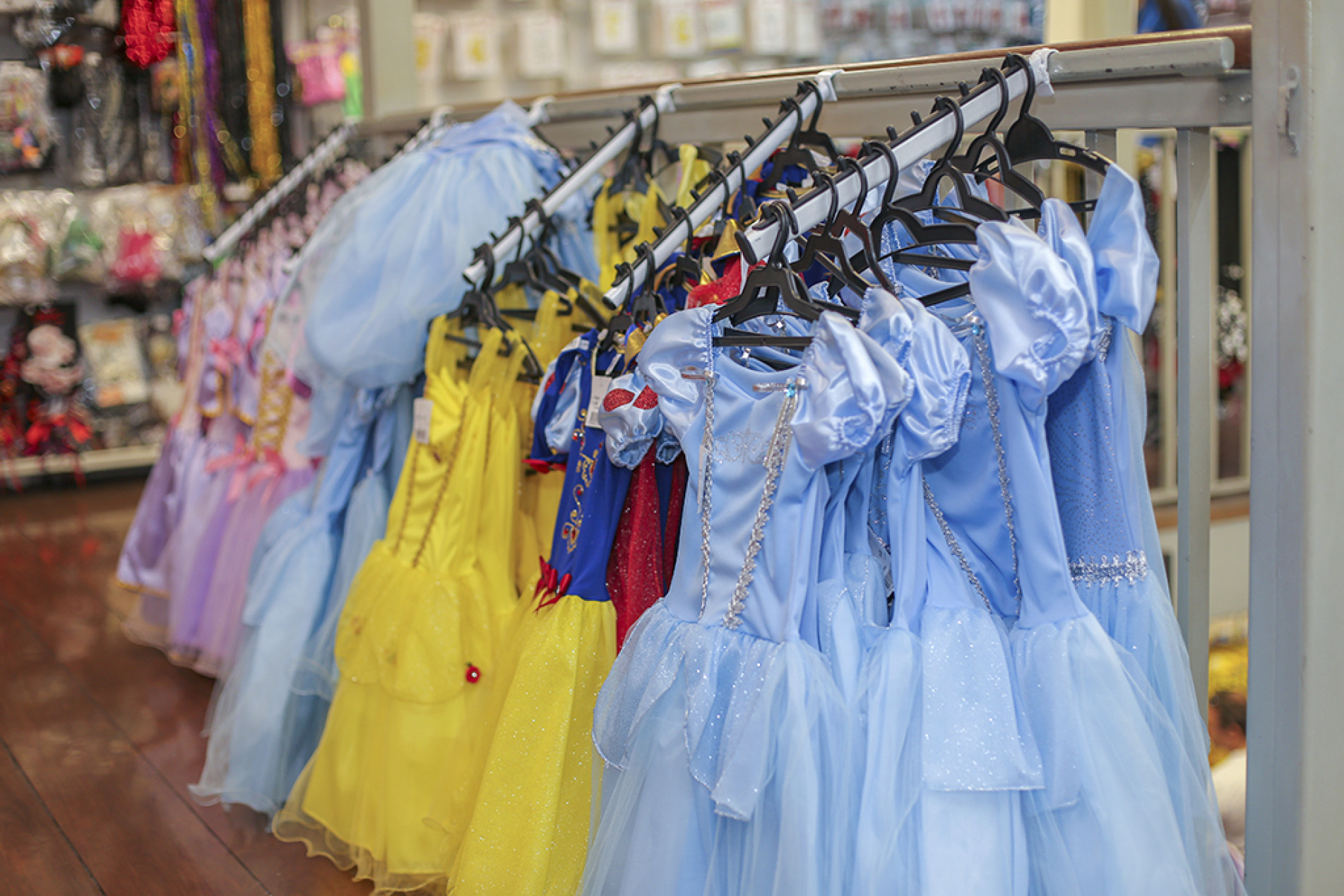 Fantasias e adereços estão entre os itens mais procurados; de acordo com Juliana, diretora de compras de uma loja, o objetivo é atender a todo tipo de cliente,  do consumidor final até empresas de decoração
