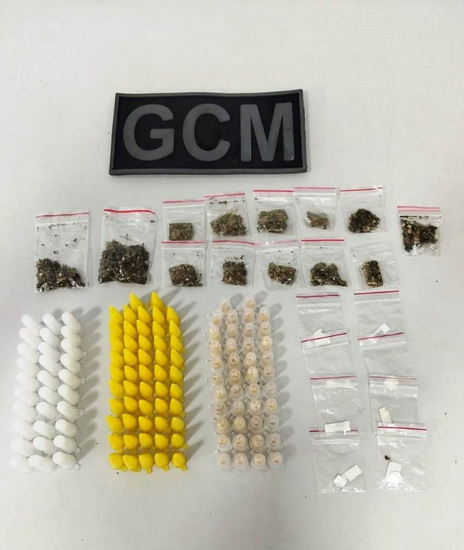 Os agentes apreenderam 145 porções de drogas