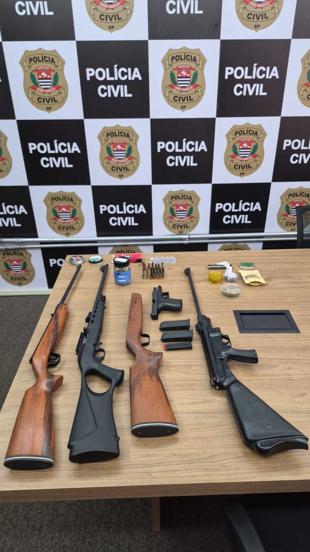 Policiais cumprem mandato em domicílio em Itapetininga. 