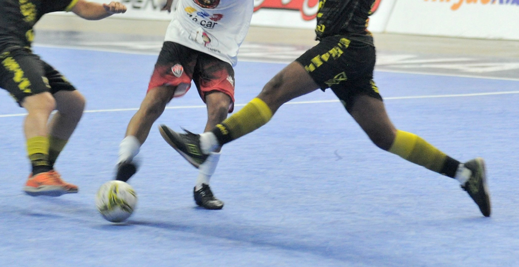 Além da estreia do maior torneio aberto de futsal do País, confrontos já valem troféus de posse transitória
