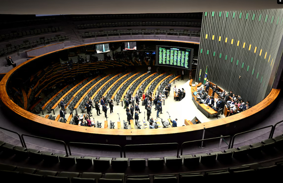 Durante a sessão, o senador Oriovisto Guimarães (PSDB-PR) perguntou à Leila Barros sobre o impacto da proposta