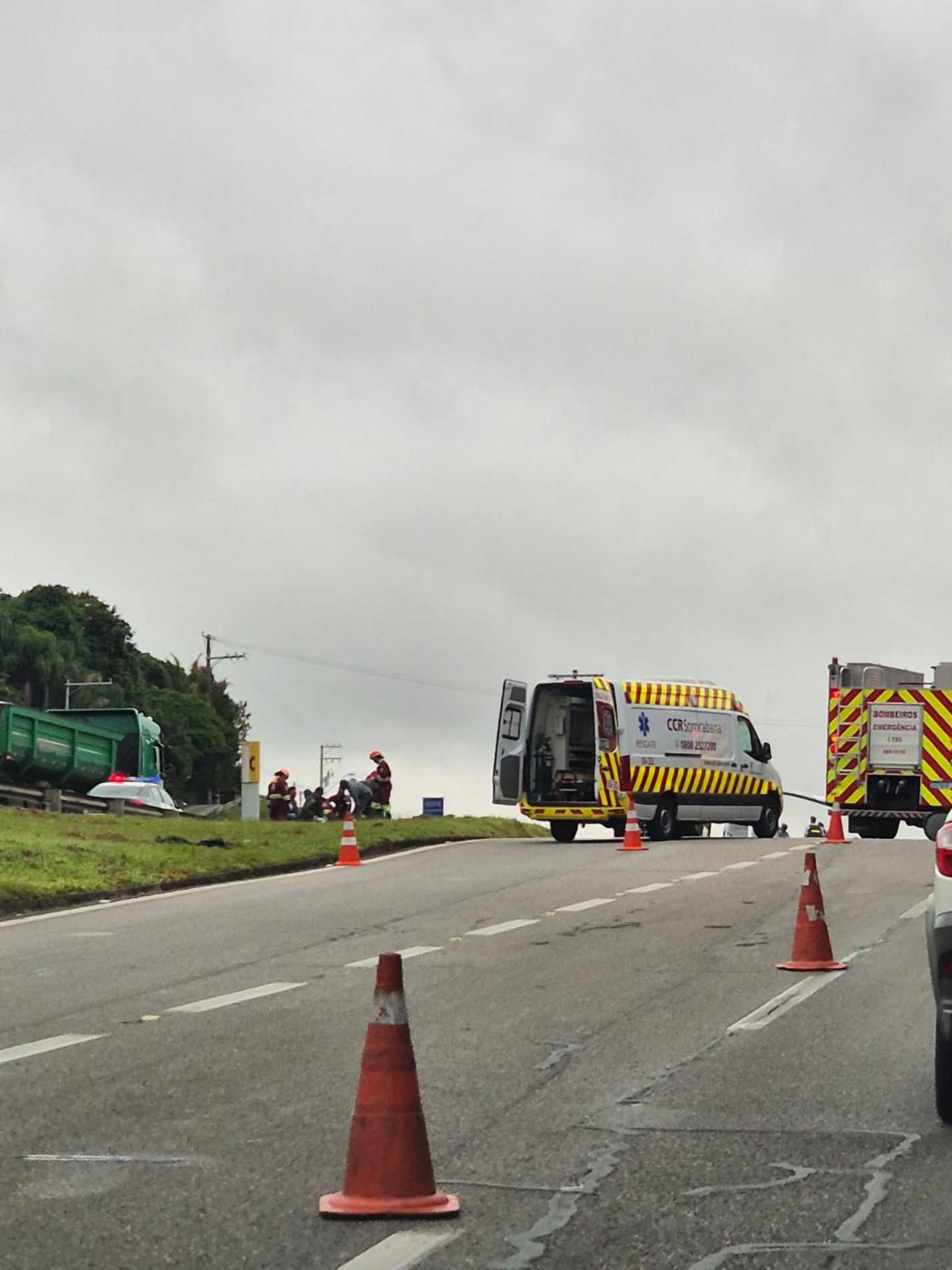 Em razão do atendimento, a marginal oeste da rodovia teve bloqueio total no trecho, mas já foi liberada