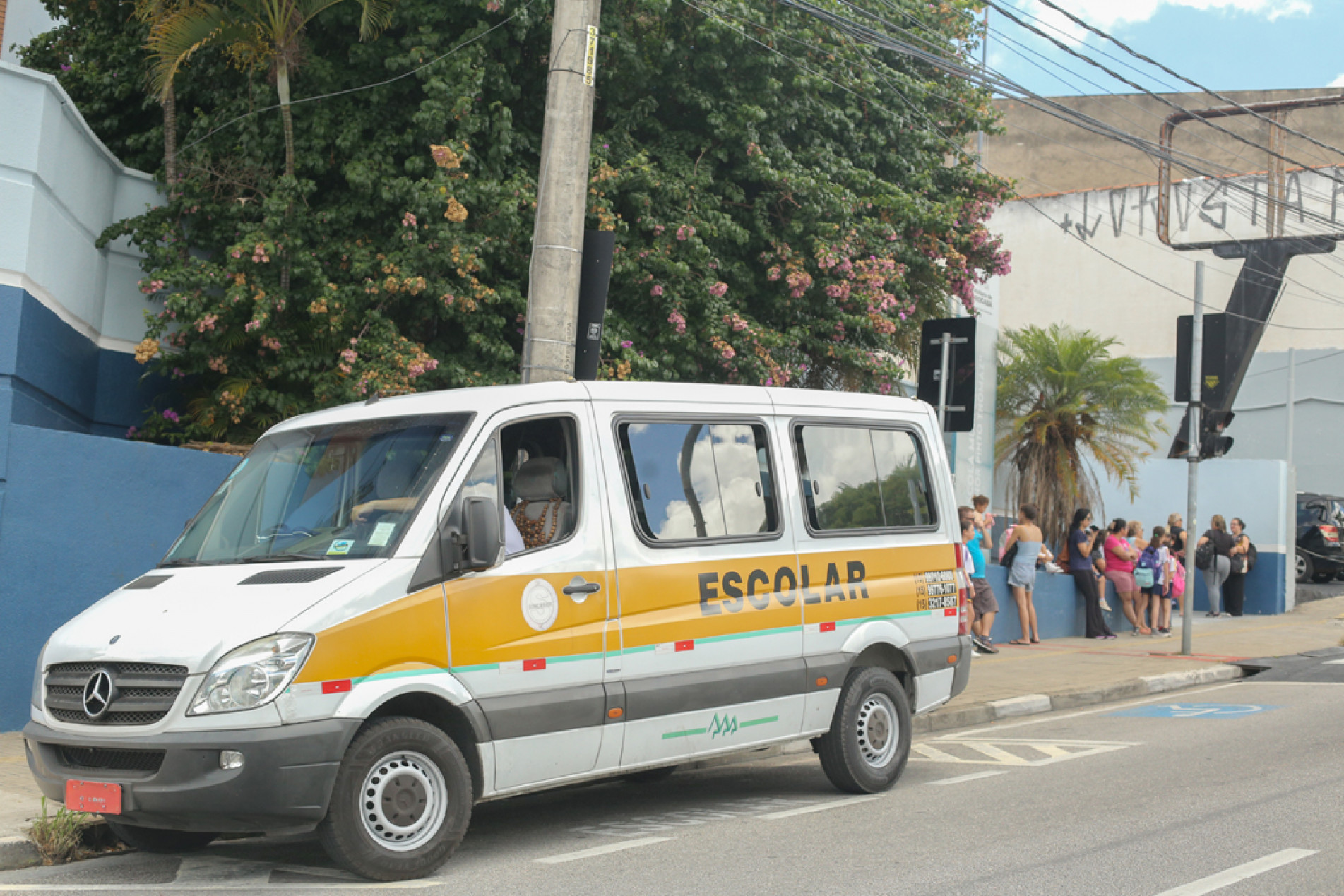 Cruzeiro acompanha a movimentação em frente à Escola Municipal Leonor Pinto Thomaz: embarque e desembarque de estudantes em meio ao tráfego intenso