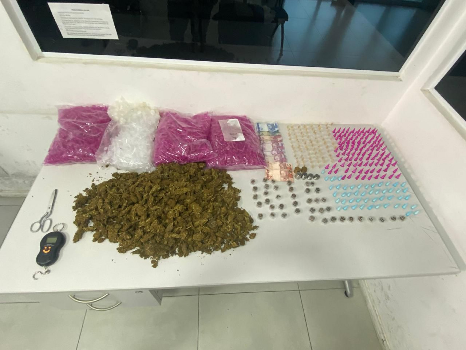 Apreenderam-se 1 quilo de maconha do tipo 'ice' e mais de 270 por&ccedil;&otilde;es de drogas 
